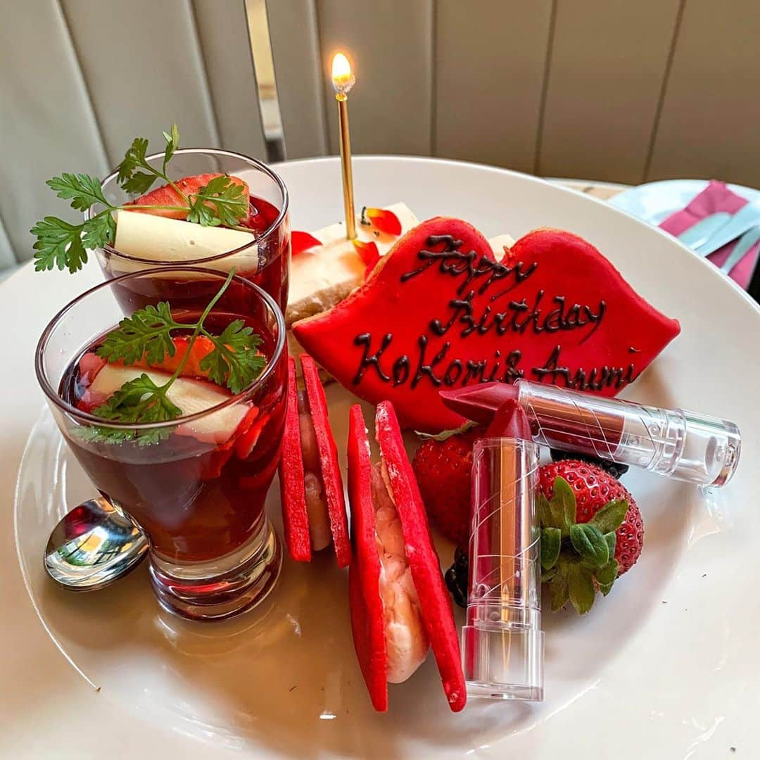 あゆまっくすさんのインスタグラム写真 - (あゆまっくすInstagram)「﻿ ﻿ ◆Rouge Afternoon Tea　4,000円(税込)﻿ ＋バースデープラン　400円﻿ ﻿ ﻿ 恵比寿にあるmercer系列のレストラン MADISON NEW YORK KITCHEN で土日限定のアフタヌーンティーをいただきました💄﻿ ﻿ “Rouge Afternoon Tea ”の名に相応しく、﻿ くちびるモチーフのクッキーサンドやリップスティックに入ったルビーチョコレートなど、女子力高めのアフタヌーンティー♡﻿ ﻿ 2段スタンドにグラス入りのティラミスパフェ、﻿ 焼き菓子のプレートも付いた盛りだくさんの内容。﻿ mercerの系列だけあって、セイボリーもスイーツも﻿ すべてが洗練されていておいしかったです🥰﻿ ﻿ ＋400円でバースデー仕様に変更することも可能です！﻿ ふたりとも春生まれだけどフライングお祝い🙊﻿ ﻿ ﻿ 提供期間: 土日限定﻿ 訪問店舗: MADISON NEW YORK KITCHEN (恵比寿駅から徒歩約2分)﻿ ﻿ ﻿ ﻿ ﻿ #MADISONNEWYORKKITCHEN#マディソンニューヨークキッチン#rubychocolate#ルビーチョコレート#afternoontea#アフタヌーンティー#スイーツ#デザート#インスタ映え#いいね返し#カフェ好きな人と繋がりたい#写真好きな人と繋がりたい#tokyo#tokyofoodie#東京カフェ#カフェ#恵比寿グルメ#恵比寿カフェ#恵比寿ランチ#恵比寿#PR」11月11日 18時10分 - ayumax666