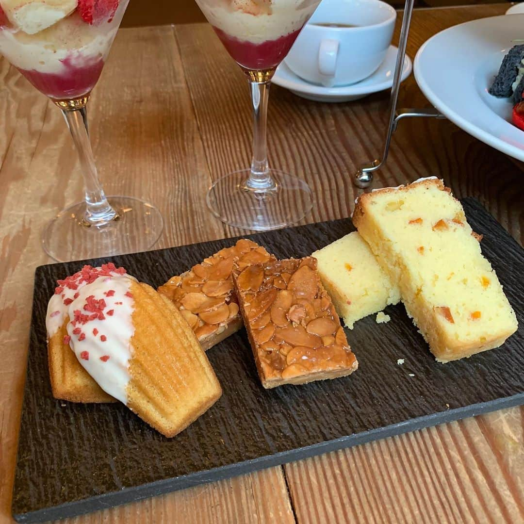 あゆまっくすさんのインスタグラム写真 - (あゆまっくすInstagram)「﻿ ﻿ ◆Rouge Afternoon Tea　4,000円(税込)﻿ ＋バースデープラン　400円﻿ ﻿ ﻿ 恵比寿にあるmercer系列のレストラン MADISON NEW YORK KITCHEN で土日限定のアフタヌーンティーをいただきました💄﻿ ﻿ “Rouge Afternoon Tea ”の名に相応しく、﻿ くちびるモチーフのクッキーサンドやリップスティックに入ったルビーチョコレートなど、女子力高めのアフタヌーンティー♡﻿ ﻿ 2段スタンドにグラス入りのティラミスパフェ、﻿ 焼き菓子のプレートも付いた盛りだくさんの内容。﻿ mercerの系列だけあって、セイボリーもスイーツも﻿ すべてが洗練されていておいしかったです🥰﻿ ﻿ ＋400円でバースデー仕様に変更することも可能です！﻿ ふたりとも春生まれだけどフライングお祝い🙊﻿ ﻿ ﻿ 提供期間: 土日限定﻿ 訪問店舗: MADISON NEW YORK KITCHEN (恵比寿駅から徒歩約2分)﻿ ﻿ ﻿ ﻿ ﻿ #MADISONNEWYORKKITCHEN#マディソンニューヨークキッチン#rubychocolate#ルビーチョコレート#afternoontea#アフタヌーンティー#スイーツ#デザート#インスタ映え#いいね返し#カフェ好きな人と繋がりたい#写真好きな人と繋がりたい#tokyo#tokyofoodie#東京カフェ#カフェ#恵比寿グルメ#恵比寿カフェ#恵比寿ランチ#恵比寿#PR」11月11日 18時10分 - ayumax666