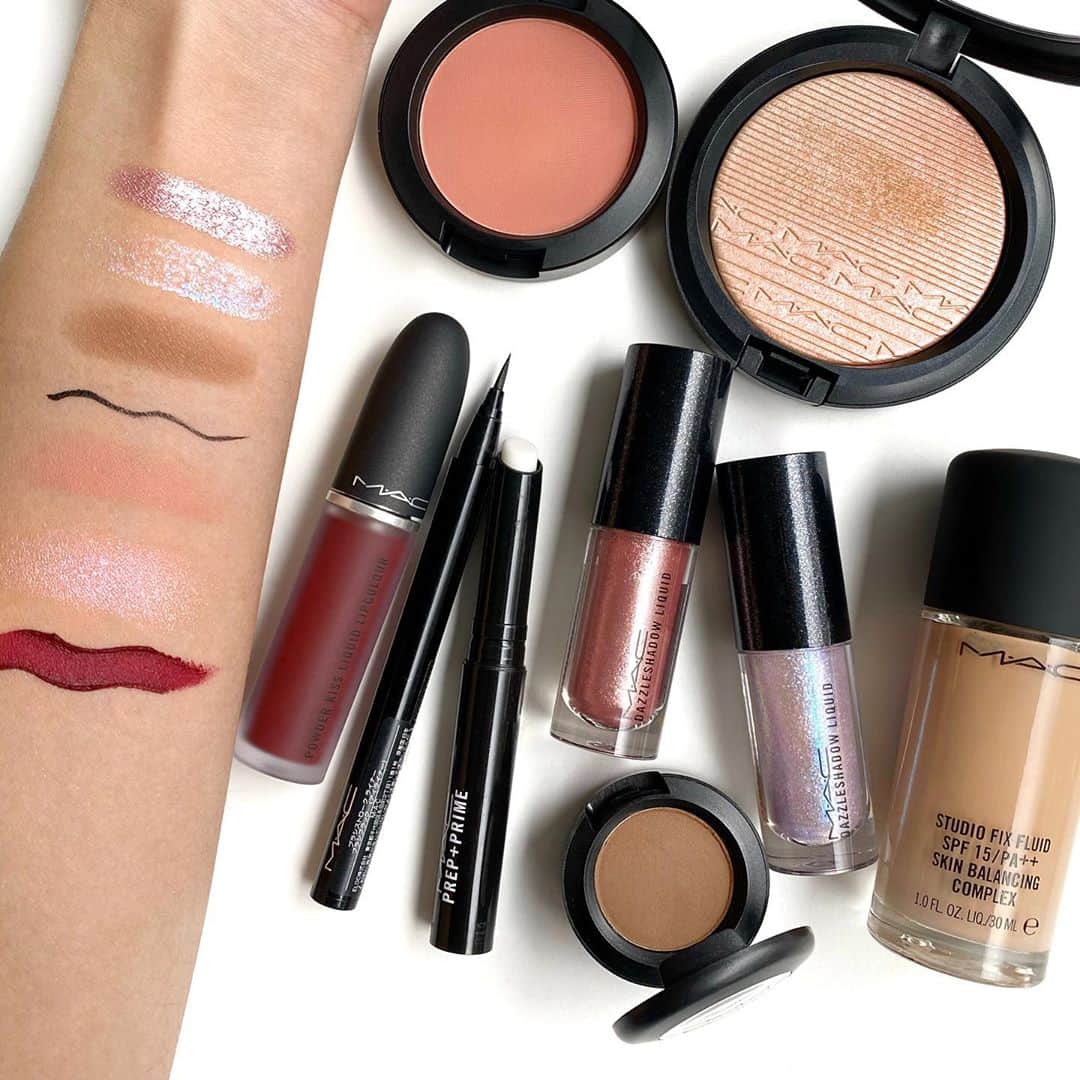 M∙A∙C Cosmetics Japanのインスタグラム：「いよいよホリデーシーズンの到来✨ LISA @lalalalisa_m のお気に入りアイテムで、明るく輝くホリデーメイクルックを手に入れて！ #MACLovesLisa ㅤ 【使用製品】 💖スタジオ フィックス フルイッド SPF 15 💖ブラシストローク ライナー / ブラシブラック 💖エクストラ ディメンション スキンフィニッシュ / ショー ゴールド 💖パウダー ブラッシュ / メルバ 💖ダズルシャドウ リキッド / ラブ ユア セルフ、ダイヤモンド クランブルズ 💖スモールアイシャドウ / コルク 💖パウダー キス リキッド リップカラー / メイク ラブ トゥ ザ カメラ ㅤ #MACPOWDERKISS #MACパウダーキス」