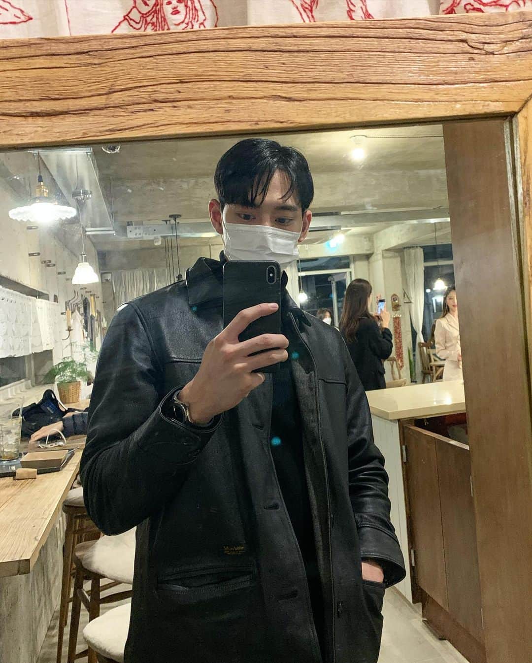 チン・ジュヒョンさんのインスタグラム写真 - (チン・ジュヒョンInstagram)「Black🖤 #mirrorselfie #거울샷#베일이닮은꼴」11月11日 18時17分 - jinjuhyung_