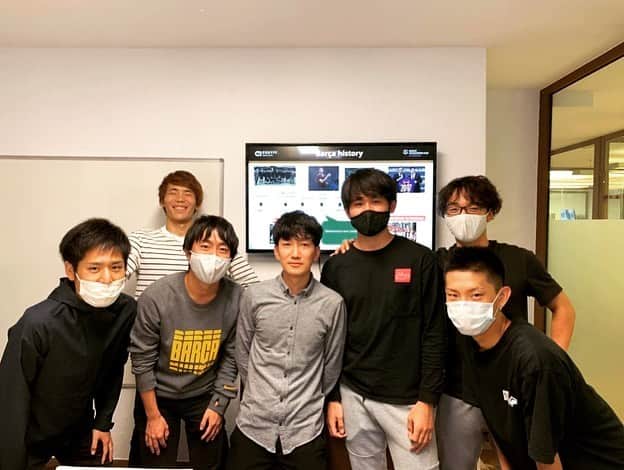 Alb Barcelona Football Academyのインスタグラム：「✍️ビジネスカリキュラム🇪🇸 . 今回はヨハンクライフ大学の渡邉さんを講師に迎えFCバルセロナについて講演いただきました🗣 . バルサの歴史や内部体制の紹介だけでなく、他クラブとのステークホルダーの違いなどから理想のクラブとは何かというディスカッションを実施🤔 . ※スペイン非常事態宣言発令前の実施となります。 . . #アルビレックス新潟 #バルセロナ #アルビバルセロナ #アルビレックス新潟バルセロナ  #サッカー #留学 #スポーツビジネス #指導者 #スペイン #スペイン語 #海外」
