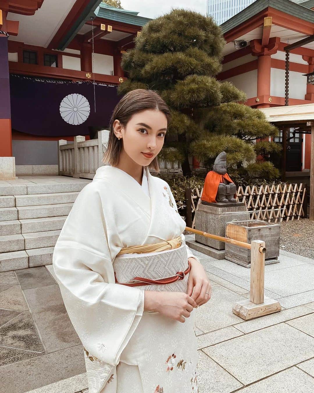 孫きょうのインスタグラム：「この日のお着物も 京都 所作さんでお借りしました🤍 @shosa_kyoto_official   華やかだけど派手すぎない こちらのコーディネートに一目惚れ！  白の訪問着を着れる機会もなかなかないので、絶対これが良かった🙏🏻❤️  帯揚げ帯締めのマスタードとボルドーの差し色もツボすぎる🌶🍯  これからのお正月や新学期に向けてなら、 七五三シーズンが落ち着いた頃に合わせて早めの予約がデザイン選びしやすいと思います✨  私も次はれおの卒業でまた着物きたいな🌸 中学生までのカウントダウンももうすぐだなんて🤯  #七五三 #七五三詣 #日枝神社 #着物 #訪問着 #着物レンタル #着物コーディネート #753 #kimono」