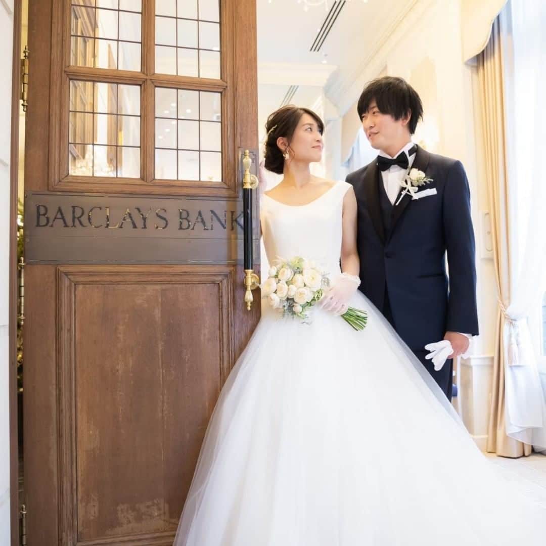 Wedding Park 公式のインスタグラム：「💐TODAY’s PICK UP ハナレポ💐  こんばんは！ ウエディングパークのハナレポ編集部です💁‍♀️  今日のピックアップは、 @mn_tm1214さまのハナレポ👰  テーマカラーは白！ 真っ白なブーケやかすみ草を メインに使った会場装花も 会場の雰囲気にとても合っていて素敵ですね✨  ＜この式場を決めたポイント＞ JUNOのドレスをレンタルできる式場であること 会場のアンティークな家具で揃えられた雰囲気 会場全体を貸し切れるので、 ゲストもゆったりくつろげる プライベートな式を挙げれるところ  💒この結婚式場を詳しく アニバーサリーアン 恵比寿（東京　恵比寿） https://www.weddingpark.net/00001e78/  💍この結婚式についてもっと詳しく ▼@mn_tm1214さまのハナレポ♡ https://www.weddingpark.net/hanarepo/8567/ ーーーーーー #ベストハナレポ にエントリーしよう👑  @weddingpark をフォロー ＋#ベストハナレポ をつけて 投稿してください♡  ベストハナレポに選ばれた花嫁さまは 月末に表彰投稿をさせていただいています♩  たくさんのご参加お待ちしています！  ーーーーーー #プレ花嫁 #式場探し#2020婚 #2021婚 #2020冬婚 #2021春婚 #ちーむ2020 #日本中のプレ花嫁さんと繋がりたい #結婚式 #結婚式準備 #結婚準備 #プロポーズ #ウエパ #ウエディングパーク#ハナレポ #アニバーサリーアン ーーーーーー」