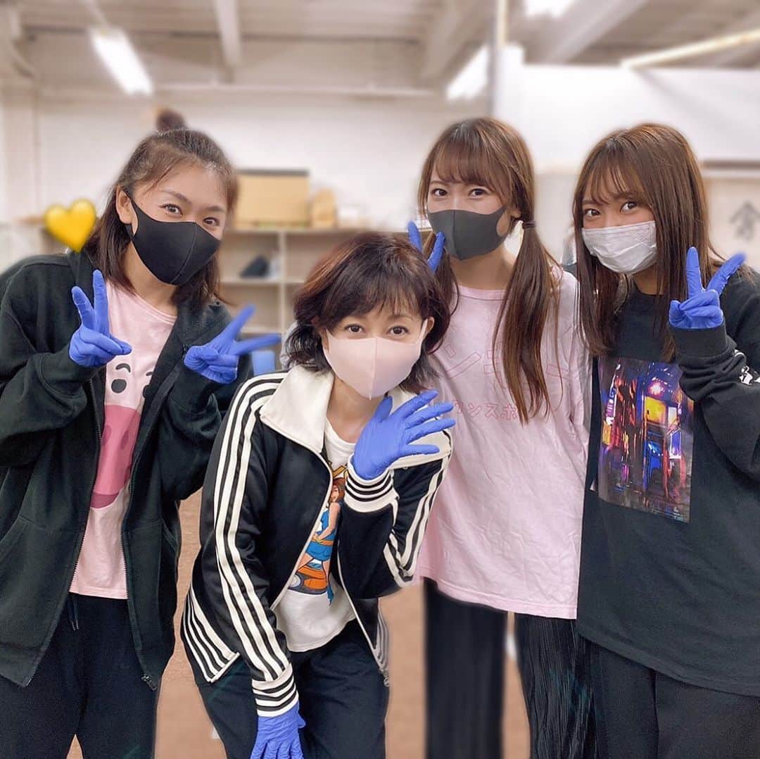 山田寿々のインスタグラム：「﻿ ﻿ 舞台【MOTHER】﻿ 本番まであと1週間となりました！﻿ ﻿ 更に気を引き締めて稽古頑張ります！🔥﻿ ﻿ 鳥濱家📸﻿ ﻿ お母さん、お姉ちゃんと礼子2人です🥰（Wキャスト）﻿ ﻿ ﻿ 【東京公演】﻿ 2020年11月18日(水)〜23日(月・祝)﻿ 会場：新国立劇場・小劇場﻿ ﻿ ﻿ 配信もあります！！﻿ 詳しくは公式ホームページをご覧ください！💁🏻‍♀️﻿ ﻿ ﻿ ﻿ #舞台mother #舞台 #新国立劇場 #小劇場  #新国立劇場小劇場  #浅香唯 さん #佐々木絵梨花 さん #水川華奈 さん #山田寿々」
