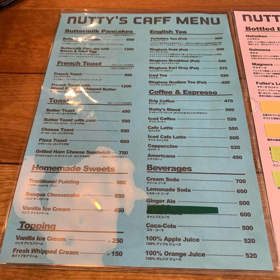 りょうくんグルメさんのインスタグラム写真 - (りょうくんグルメInstagram)「【茗荷谷　NUTTY'S CAFF】 絶品チーズケーキ🧀 🏠#茗荷谷　#ナッティーズカフ 🚶‍♂️茗荷谷駅徒歩8分 📖バスクチーズケーキ(¥650)×2 アイスカフェラテ(¥600)×2  めちゃくちゃまろやかで濃厚 甘いホイップと塩がお皿に乗ってる。 チーズケーキに塩つけるとばかうまい チーズの味濃くて美味しい！ 後ろの方に行くとずっしりで食べ応え ㅤㅤㅤㅤㅤㅤㅤㅤㅤㅤㅤㅤㅤ 店内も海外のカフェっぽくて雰囲気最高！  木のテーブルが二つに白いテーブルが二つカウンター席3席。 カウンターが白くて映える。 店員さんも親切。 ㅤㅤㅤㅤㅤㅤㅤㅤㅤㅤㅤㅤㅤ 東京のカフェ好きは絶対に一度は訪れる人気店。 お食事パンケーキやフレンチトーストが有名。 ここはまたリピりたい✌️  10:00〜16:00 (L.O.15:00)   定休日 火曜・水曜・他不定休あり  東京都文京区小石川4-17-17  ㅤㅤㅤㅤㅤㅤㅤㅤㅤㅤㅤㅤㅤ」11月11日 18時31分 - uryo1113