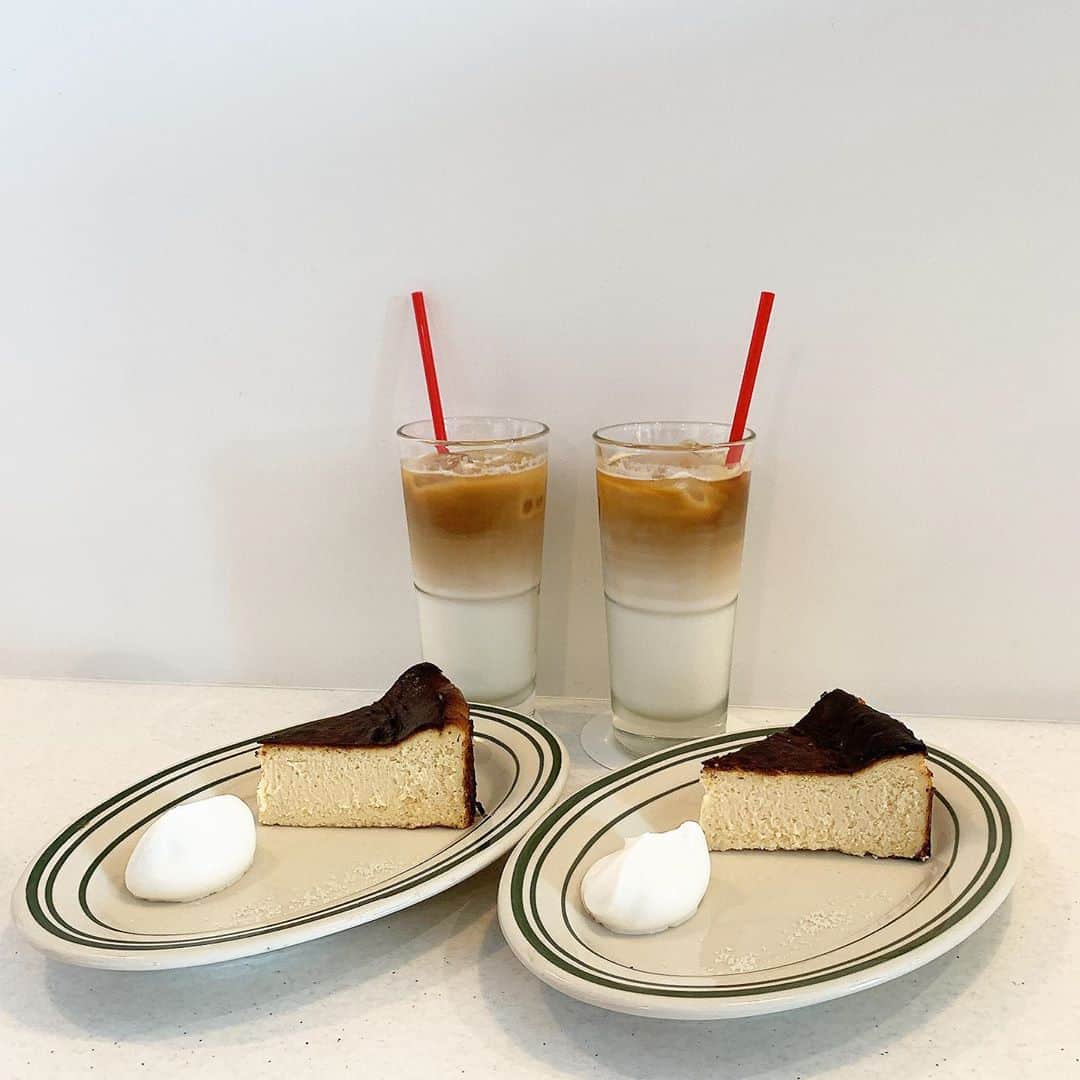 りょうくんグルメさんのインスタグラム写真 - (りょうくんグルメInstagram)「【茗荷谷　NUTTY'S CAFF】 絶品チーズケーキ🧀 🏠#茗荷谷　#ナッティーズカフ 🚶‍♂️茗荷谷駅徒歩8分 📖バスクチーズケーキ(¥650)×2 アイスカフェラテ(¥600)×2  めちゃくちゃまろやかで濃厚 甘いホイップと塩がお皿に乗ってる。 チーズケーキに塩つけるとばかうまい チーズの味濃くて美味しい！ 後ろの方に行くとずっしりで食べ応え ㅤㅤㅤㅤㅤㅤㅤㅤㅤㅤㅤㅤㅤ 店内も海外のカフェっぽくて雰囲気最高！  木のテーブルが二つに白いテーブルが二つカウンター席3席。 カウンターが白くて映える。 店員さんも親切。 ㅤㅤㅤㅤㅤㅤㅤㅤㅤㅤㅤㅤㅤ 東京のカフェ好きは絶対に一度は訪れる人気店。 お食事パンケーキやフレンチトーストが有名。 ここはまたリピりたい✌️  10:00〜16:00 (L.O.15:00)   定休日 火曜・水曜・他不定休あり  東京都文京区小石川4-17-17  ㅤㅤㅤㅤㅤㅤㅤㅤㅤㅤㅤㅤㅤ」11月11日 18時31分 - uryo1113