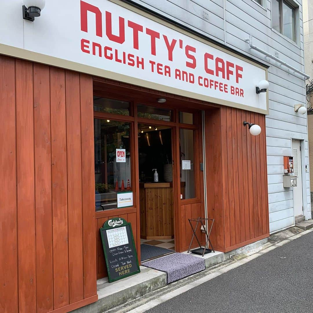 りょうくんグルメさんのインスタグラム写真 - (りょうくんグルメInstagram)「【茗荷谷　NUTTY'S CAFF】 絶品チーズケーキ🧀 🏠#茗荷谷　#ナッティーズカフ 🚶‍♂️茗荷谷駅徒歩8分 📖バスクチーズケーキ(¥650)×2 アイスカフェラテ(¥600)×2  めちゃくちゃまろやかで濃厚 甘いホイップと塩がお皿に乗ってる。 チーズケーキに塩つけるとばかうまい チーズの味濃くて美味しい！ 後ろの方に行くとずっしりで食べ応え ㅤㅤㅤㅤㅤㅤㅤㅤㅤㅤㅤㅤㅤ 店内も海外のカフェっぽくて雰囲気最高！  木のテーブルが二つに白いテーブルが二つカウンター席3席。 カウンターが白くて映える。 店員さんも親切。 ㅤㅤㅤㅤㅤㅤㅤㅤㅤㅤㅤㅤㅤ 東京のカフェ好きは絶対に一度は訪れる人気店。 お食事パンケーキやフレンチトーストが有名。 ここはまたリピりたい✌️  10:00〜16:00 (L.O.15:00)   定休日 火曜・水曜・他不定休あり  東京都文京区小石川4-17-17  ㅤㅤㅤㅤㅤㅤㅤㅤㅤㅤㅤㅤㅤ」11月11日 18時31分 - uryo1113