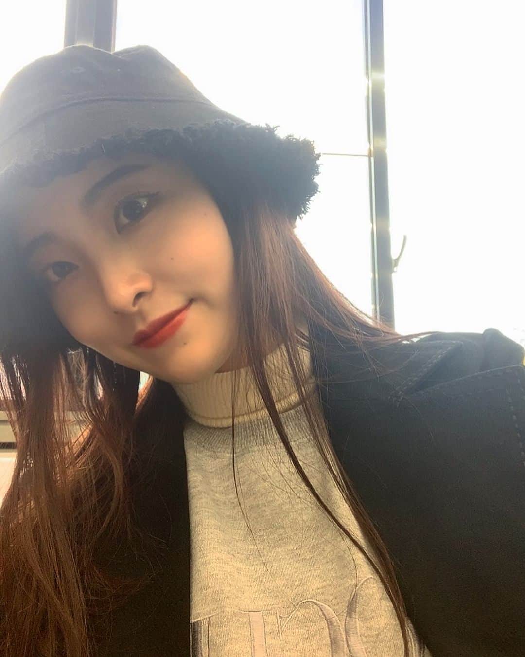 のインスタグラム：「皆さんこんばんは❤️  本日も投票報告、応援コメント 本当にありがとうございます💞✨  さて、今日はポッキーの日ですね！  みなさんもう食べましたかー？？😋✨  私はやっぱりポッキー派なんですが、 みなさんは何派ですか？😂  それでは、お疲れ様でした🌼  お仕事まだ続くって方は、残りすこし！ 一緒にがんばりましょう〜！！🔥💪  本日の#とやぽち もお忘れなく✨  ぜひぜひ！よろしくお願い致しますっ！❤️  #ミス同志社女子2020 #エントリーNo2 #とやおりさ #とやぽち #ポッキーの日  #逆光写真笑  🍒Twitterには他にも沢山ショット載せてるので、ぜひぜひ！「ミス同女」で検索！☝️」