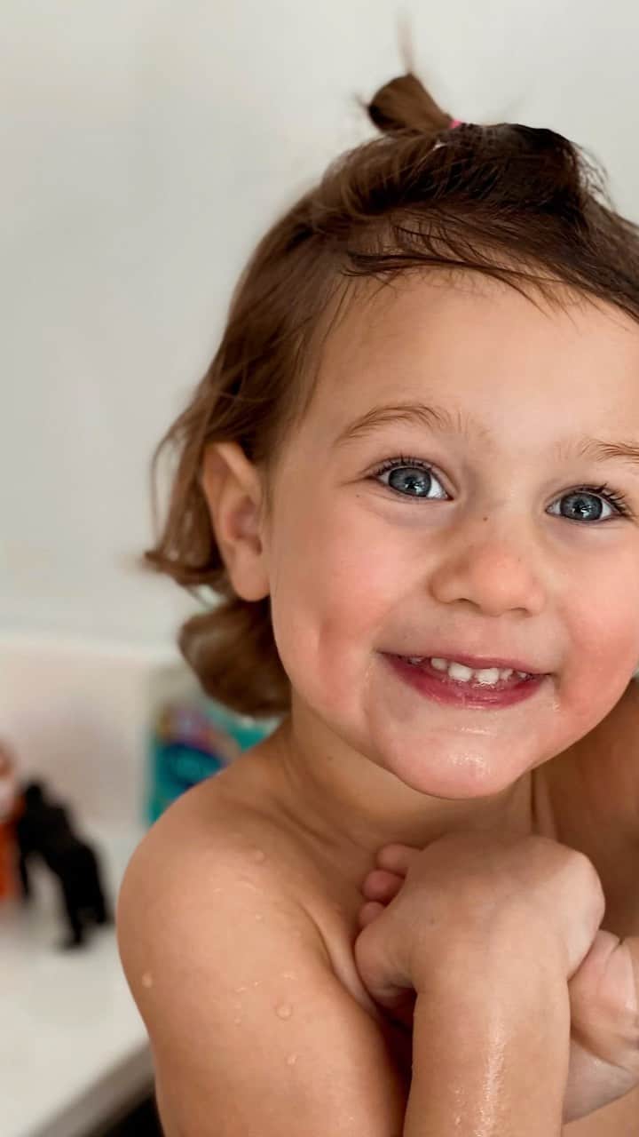 サム・フェアーズのインスタグラム：「Happy Birthday my princess. You’re the funniest most loving little angel I’ve ever known. Everyday you’re growing into a little lady. You always light up any room. Your sass and charisma is life! 3 today! I wish you the happiest of birthdays my darling. I love you with all my heart ❤️ I’m so blessed to be your mummy 🥰🎉🎁🍰🎈」