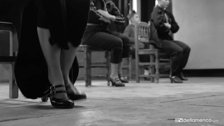 DeFlamenco.comのインスタグラム：「"Bailaoras" de María Juncal se estrena en España mañana (12-11-2020) en el Teatro Fernando Rojas del @cbamadrid   Esto son solo 30 segundos de los ensayos previos.   Maria Juncal Bailaoras: Sofia del Rio, Irene Flores, Laura Funez, Nuria Diez, Lucia Moreno, Mariana Darias Guitarra: Oscar Lago y Alejandro Moreno Cante: Jonatan Reyes y Juan Carlos Trivino Percusión: Javier Teruel Repetidores: Mariana Darias y Rafael Jiménez  Más info :   https://www.deflamenco.com/agenda-flamenco/maria-juncal-presenta-bailaoras  @_mariajuncal @funezlaura__ @luumoomaa @mvdarias @amordediosflamenco」