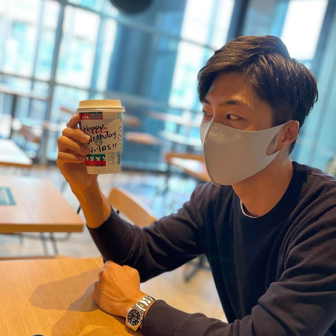 篠原光のインスタグラム：「. 「Happy Birthday☺︎」 と書かれたカップを嬉しそうに撮るバースデーの義朗先輩(@yoshiaki_sato11 )。 普段スマートな人が嬉しそうにしてるの素敵ですよね。 ハッピーバースデー！🎉🎂🎁  . #僕が知っている35歳の中で #1番おしゃれで #粋な計らいばかりする人 #大人のかっこよさとはこれか🤔  #ちなみに同じくZIP!スポーツ担当の #田中毅さん(@tanaka_ta_ke_shi )は  #僕が知っている42歳の中で #1番おしゃれで #粋な計らいをする人  #僕が35歳と42歳の大人を #あまり知らない説が濃厚」