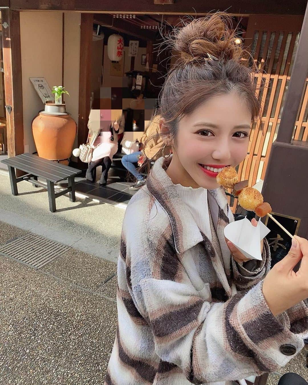 伊藤莉子のインスタグラム：「． ． ． 犬山城で食べ歩き🍙🍖💓 ． 関西の食べ歩き行き着くしたから 中部まで飛び出してきてしまった😆♡(笑) ． ． お目当てのもの沢山食べれて大満足♥" ． ． #食べ歩き #犬山城 #犬山城下町 #お団子ヘアー #アレンジヘアー #伊藤莉子 ．」