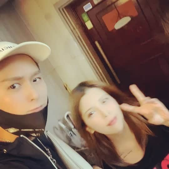 坂口杏里のインスタグラム：「しゅんくんと、はくしゃくさん😊✨ しゅんくん、２度目ありがとう🥰 あの有名なはくしゃくさん！ ノンフィクションコンビー⭐️🥳  今日も、  Bar Cachette(カシェット) 東京都新宿区歌舞伎町2-11-7 メトロビル4階 営業時間 1:00～7:00  お待ちしてますん💕 男性１時間3000円 女性１時間1500円 （飲み放題）  パイセンとまってます😊✨ ライン交換、写真も撮ろう🥰🧡」
