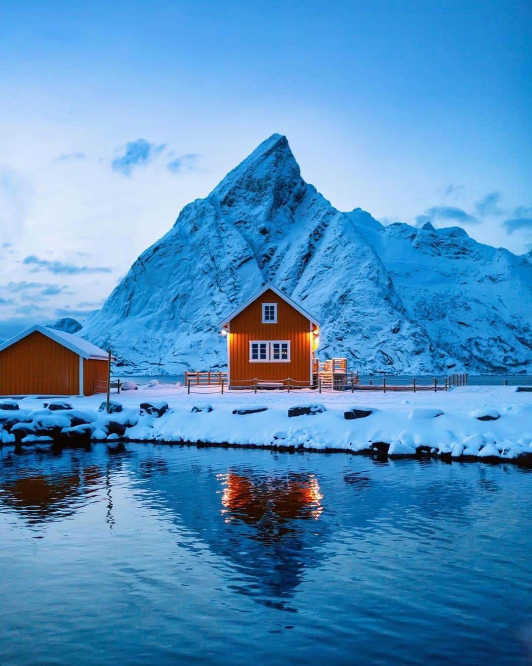 BEAUTIFUL DESTINATIONSさんのインスタグラム写真 - (BEAUTIFUL DESTINATIONSInstagram)「Households that seamlessly blend with nature. ✨ With a beauty so staggering, Lofoten is absolutely dream-like and these pictures show for it. ❄  DId you know that it's certified as a Sustainable Destination? Lofoten is a prime example of a destination that's a great place to travel to or live in—as it preserves local nature, culture, and environment while allowing tourism to operate sustainably. 💡  If given the chance to live anywhere in the world, which location would you chose? 💭  📸 @juli_berk 📍 Lofoten, Norway」11月11日 18時33分 - beautifuldestinations