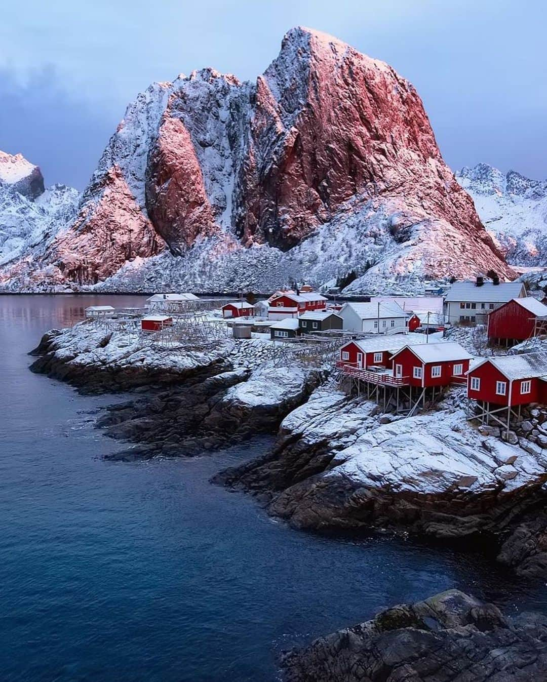 BEAUTIFUL DESTINATIONSさんのインスタグラム写真 - (BEAUTIFUL DESTINATIONSInstagram)「Households that seamlessly blend with nature. ✨ With a beauty so staggering, Lofoten is absolutely dream-like and these pictures show for it. ❄  DId you know that it's certified as a Sustainable Destination? Lofoten is a prime example of a destination that's a great place to travel to or live in—as it preserves local nature, culture, and environment while allowing tourism to operate sustainably. 💡  If given the chance to live anywhere in the world, which location would you chose? 💭  📸 @juli_berk 📍 Lofoten, Norway」11月11日 18時33分 - beautifuldestinations