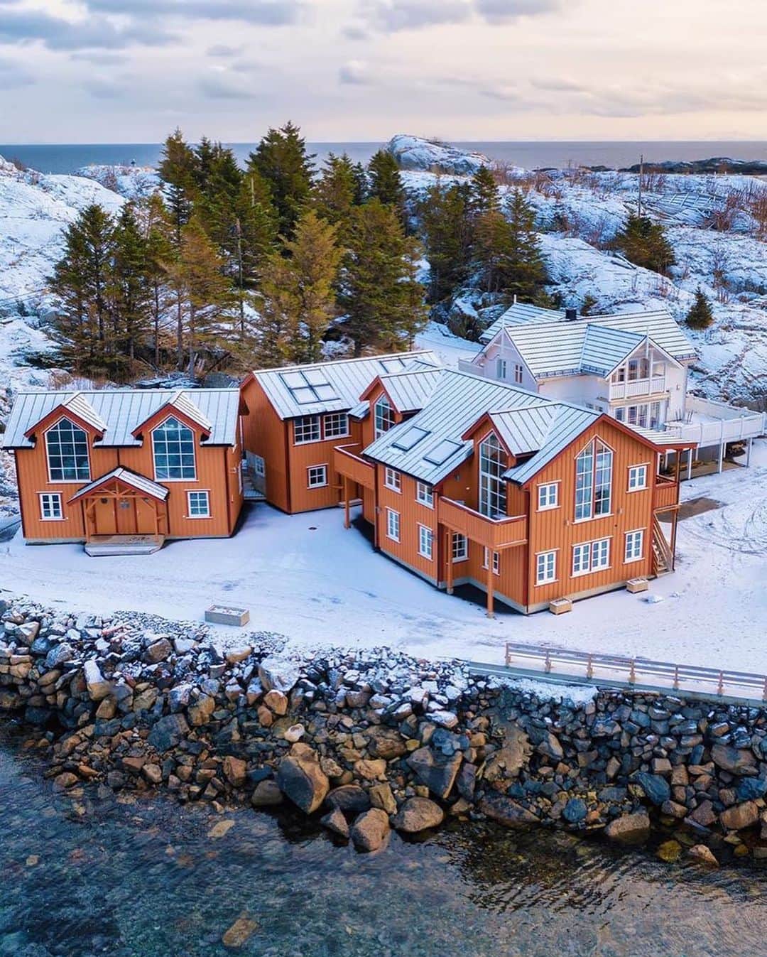 BEAUTIFUL DESTINATIONSさんのインスタグラム写真 - (BEAUTIFUL DESTINATIONSInstagram)「Households that seamlessly blend with nature. ✨ With a beauty so staggering, Lofoten is absolutely dream-like and these pictures show for it. ❄  DId you know that it's certified as a Sustainable Destination? Lofoten is a prime example of a destination that's a great place to travel to or live in—as it preserves local nature, culture, and environment while allowing tourism to operate sustainably. 💡  If given the chance to live anywhere in the world, which location would you chose? 💭  📸 @juli_berk 📍 Lofoten, Norway」11月11日 18時33分 - beautifuldestinations