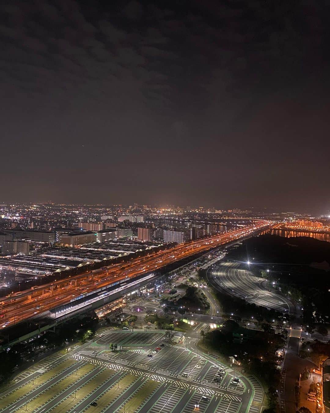 山岸理子のインスタグラム：「*🏙🖤🖤  夜景。  きれいすぎ、、、  #tsubaki_factory #山岸理子 #夜景 #街がキラキラしてたよ」