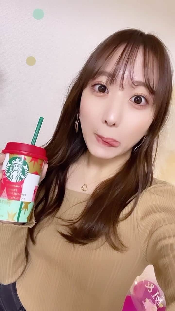 大野真昂のインスタグラム：「スタバのクリスマス仕様のフィルター使ってみたよ🎄 新作のパッケージも４種類あってどれも可愛い😘 #スターバックス #スターバックスチルドカップ #トリプルチョコレートラテ #おうちクリスマス #ホリデー #クリスマス2020 #🎄 #ARフィルター #sponsored @starbucks_j_cpg」
