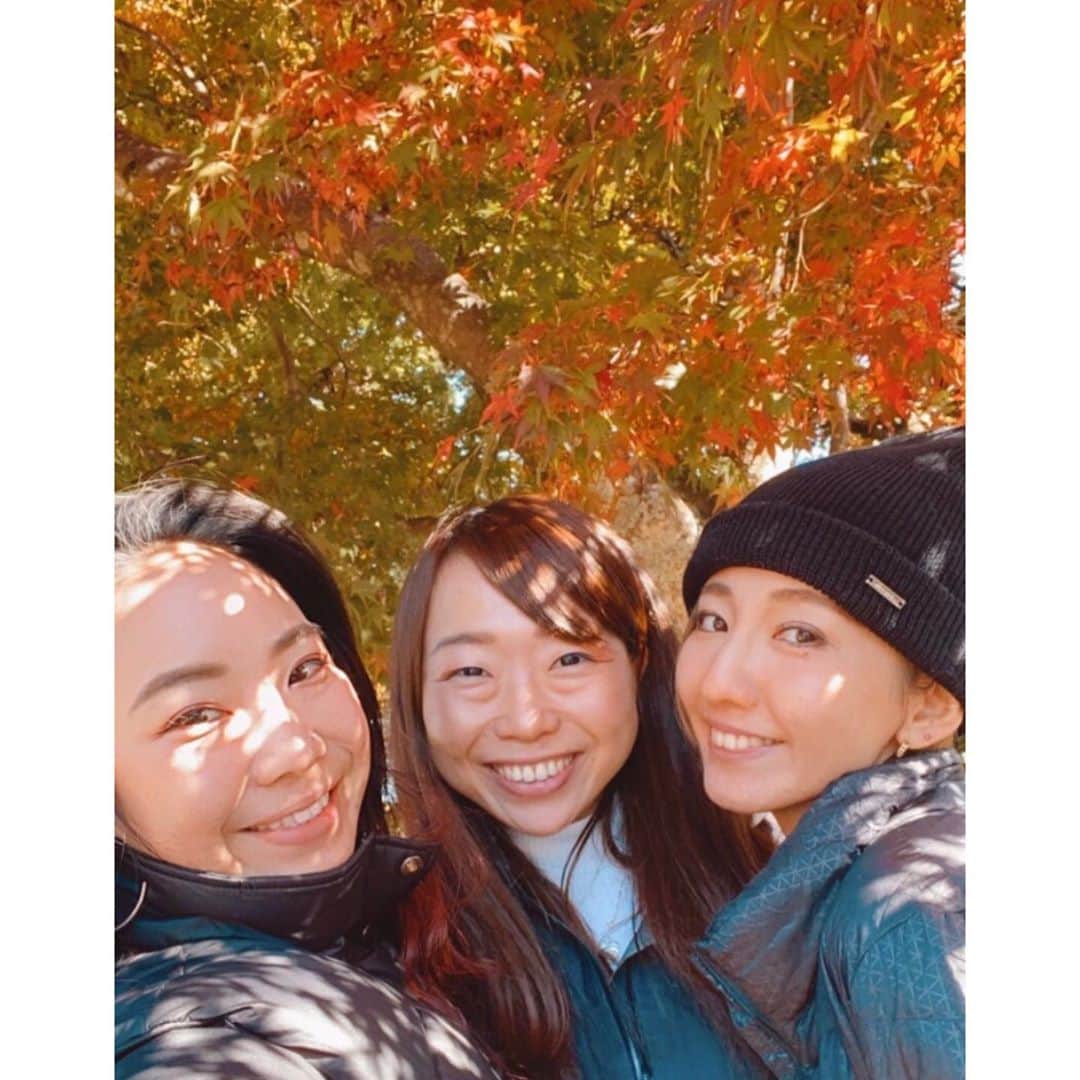 咲希あかねのインスタグラム：「#高尾山 🍁#稲荷コース   初めて登った！ 気持ちいーーーー😚✨ なんたってメンバーが最高で、常に笑って、常に食べて😏笑 楽しすぎたー！　　#パワー充電   #紅葉 もきれいだったよ♡  すれ違うたびに『こんちは』って挨拶したり、 おじぃちゃんおばぁちゃん達が声をかけてくれたり… 山って、人と人との心の距離が近くて嬉しくなるね😊💓  1人だけ👴が『んー、なんだか宝塚みたいだねぇ』って🙄 なんでわかったのーー笑 #エスパー #年の功 #先人の知恵   頂上で富士山🗻見つけられず😢 スカイツリーと東京タワー🗼は見えた✨  #山登り #登山 #登山女子 #山ガール #ニット帽 #レギンス #bepatch」