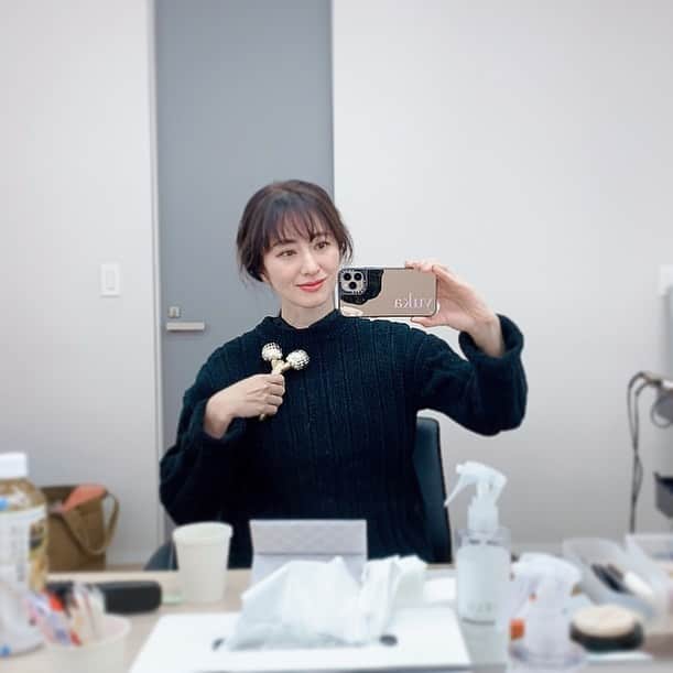 前田ゆかのインスタグラム：「待ち時間にメークさんの美顔器をおかりしてコロコロ。  鎖骨のつまりはむくみからたるみに変わると聞いてコロコロ。  冬のおこもり美容に新しい美顔器がほしいと思っていて、今どれを購入するか悩み中！  #shooting  #美顔器 #やっぱりあれかな #いろいろ試して考える」