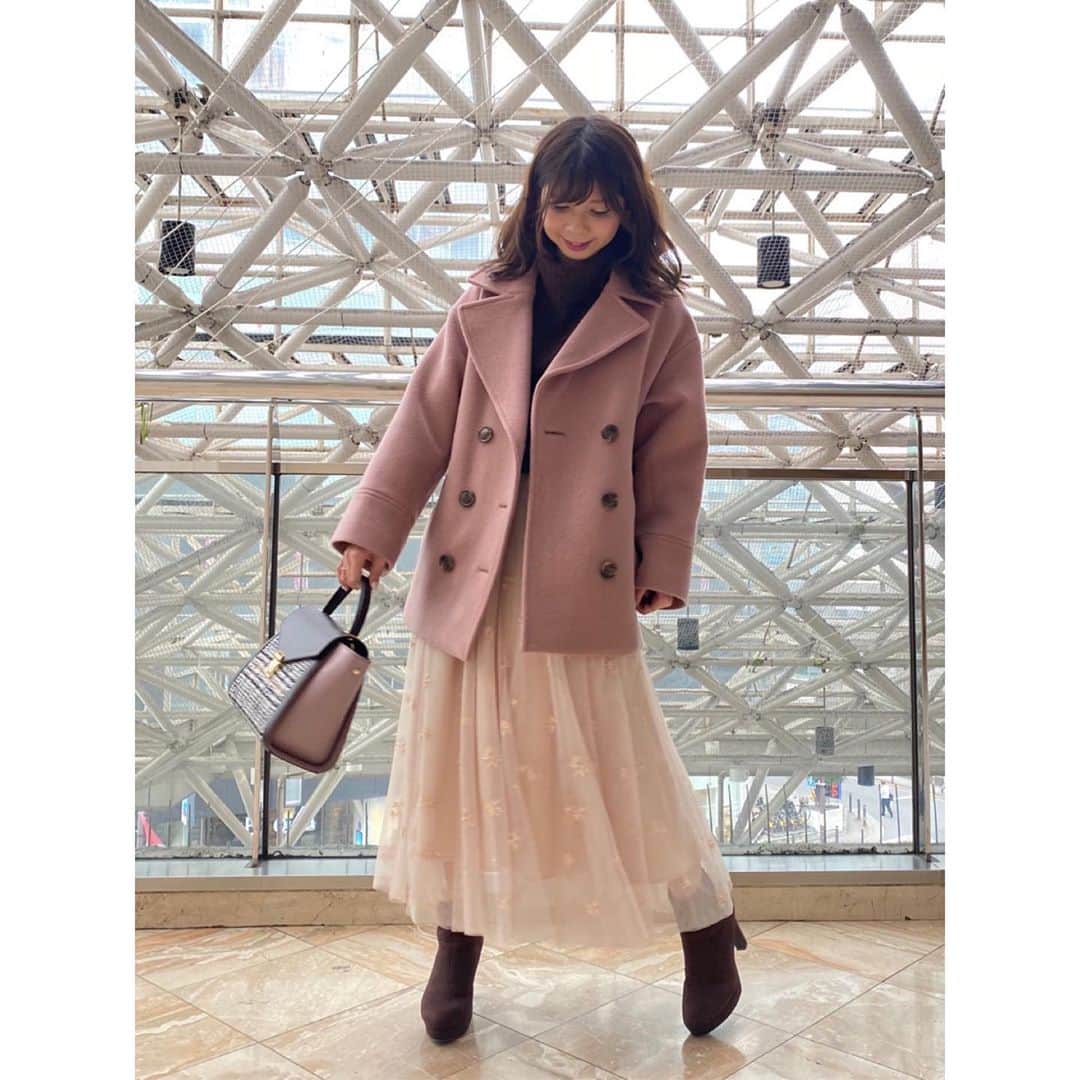 トランテアンソンドゥモードさんのインスタグラム写真 - (トランテアンソンドゥモードInstagram)「店頭入荷済❣️❣️ 【Recommend Coat 2020✨】  キレイ色が目を引くショート丈のPコート☺️💕  ドロップショルダーでアームホールも大きめなので ボリュームのあるニットやスエットなどの上にも 楽に羽織れます🎶 リラックス感のあるシルエットなので ワンマイルのお出かけになどにもぴったり✨  使いやすい定番カラーのグレー系と 華やかなピンク、ブルーの3色展開です❣️  スワイプして 31filles なっちゃん （158cm/ @31.natchan ）  ゆりゆり（162cm/ @31_yuriyuri） ルミネ池袋店 ななたん（148cm） 広島パルコ店 りっちゃん（158cm） の着こなしもCHECK😘💕 ———————————————————— ♦️ショートPコート￥23,000+tax #31sdm品番080051 カラー(グレー系/ピンク/ブルー) サイズ（36/38） ———————————————————— #31Sonsdemode #31sdm #31sdm_outfit #fashion #winter #coordinate #trend #feminin #sweet #coat #coatcoordinate #shortcoat #pcoat #doublecoat #2020 #トランテアンソンドゥモード #トランテアン #冬 #コーディネート #フェミニン #新作 #コート #ショートコート #ダブルコート #ピーコート #コートコーデ #オススメ #今年のコートはこれ ❤」11月11日 18時42分 - 31sonsdemode