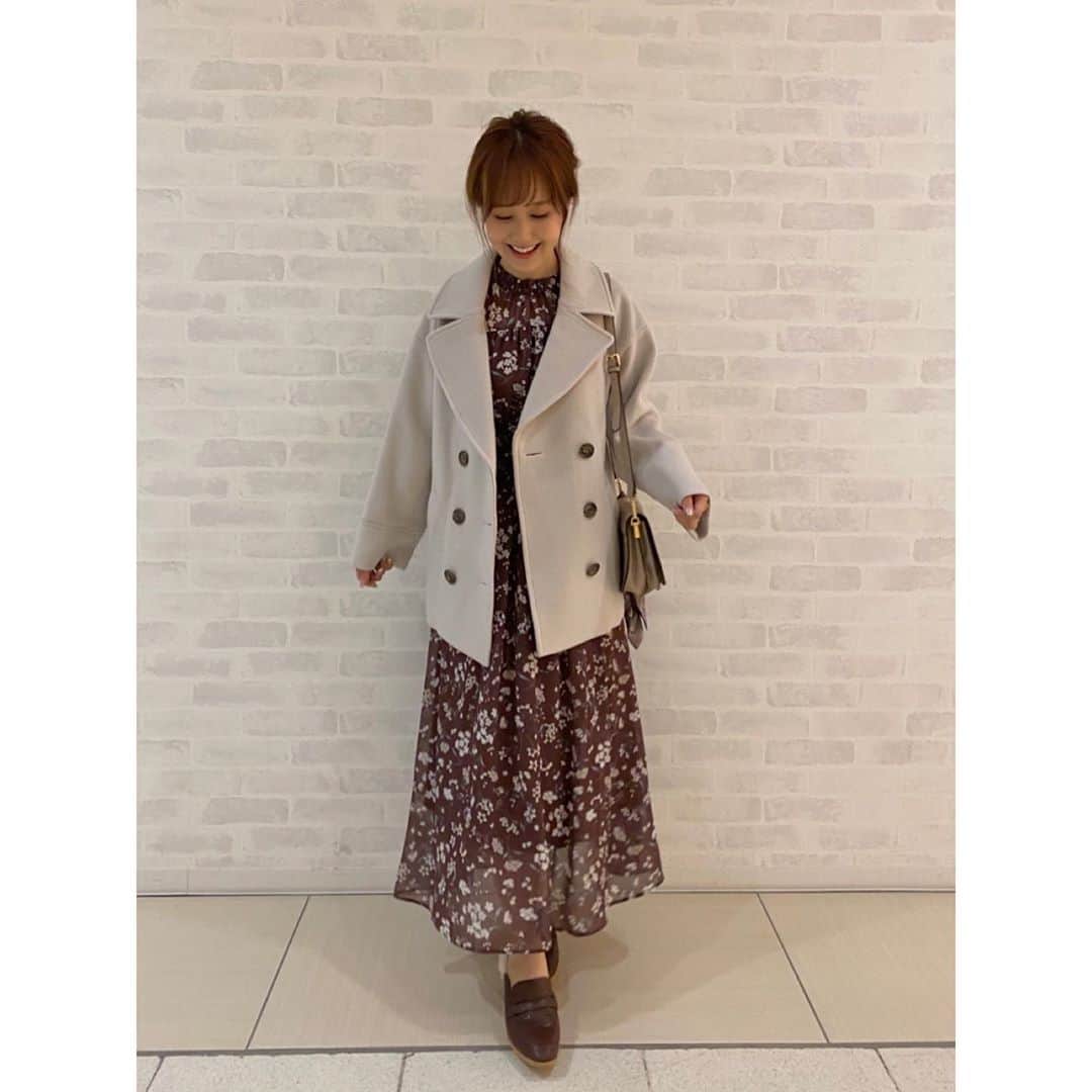 トランテアンソンドゥモードさんのインスタグラム写真 - (トランテアンソンドゥモードInstagram)「店頭入荷済❣️❣️ 【Recommend Coat 2020✨】  キレイ色が目を引くショート丈のPコート☺️💕  ドロップショルダーでアームホールも大きめなので ボリュームのあるニットやスエットなどの上にも 楽に羽織れます🎶 リラックス感のあるシルエットなので ワンマイルのお出かけになどにもぴったり✨  使いやすい定番カラーのグレー系と 華やかなピンク、ブルーの3色展開です❣️  スワイプして 31filles なっちゃん （158cm/ @31.natchan ）  ゆりゆり（162cm/ @31_yuriyuri） ルミネ池袋店 ななたん（148cm） 広島パルコ店 りっちゃん（158cm） の着こなしもCHECK😘💕 ———————————————————— ♦️ショートPコート￥23,000+tax #31sdm品番080051 カラー(グレー系/ピンク/ブルー) サイズ（36/38） ———————————————————— #31Sonsdemode #31sdm #31sdm_outfit #fashion #winter #coordinate #trend #feminin #sweet #coat #coatcoordinate #shortcoat #pcoat #doublecoat #2020 #トランテアンソンドゥモード #トランテアン #冬 #コーディネート #フェミニン #新作 #コート #ショートコート #ダブルコート #ピーコート #コートコーデ #オススメ #今年のコートはこれ ❤」11月11日 18時42分 - 31sonsdemode