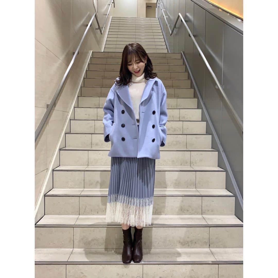 トランテアンソンドゥモードさんのインスタグラム写真 - (トランテアンソンドゥモードInstagram)「店頭入荷済❣️❣️ 【Recommend Coat 2020✨】  キレイ色が目を引くショート丈のPコート☺️💕  ドロップショルダーでアームホールも大きめなので ボリュームのあるニットやスエットなどの上にも 楽に羽織れます🎶 リラックス感のあるシルエットなので ワンマイルのお出かけになどにもぴったり✨  使いやすい定番カラーのグレー系と 華やかなピンク、ブルーの3色展開です❣️  スワイプして 31filles なっちゃん （158cm/ @31.natchan ）  ゆりゆり（162cm/ @31_yuriyuri） ルミネ池袋店 ななたん（148cm） 広島パルコ店 りっちゃん（158cm） の着こなしもCHECK😘💕 ———————————————————— ♦️ショートPコート￥23,000+tax #31sdm品番080051 カラー(グレー系/ピンク/ブルー) サイズ（36/38） ———————————————————— #31Sonsdemode #31sdm #31sdm_outfit #fashion #winter #coordinate #trend #feminin #sweet #coat #coatcoordinate #shortcoat #pcoat #doublecoat #2020 #トランテアンソンドゥモード #トランテアン #冬 #コーディネート #フェミニン #新作 #コート #ショートコート #ダブルコート #ピーコート #コートコーデ #オススメ #今年のコートはこれ ❤」11月11日 18時42分 - 31sonsdemode