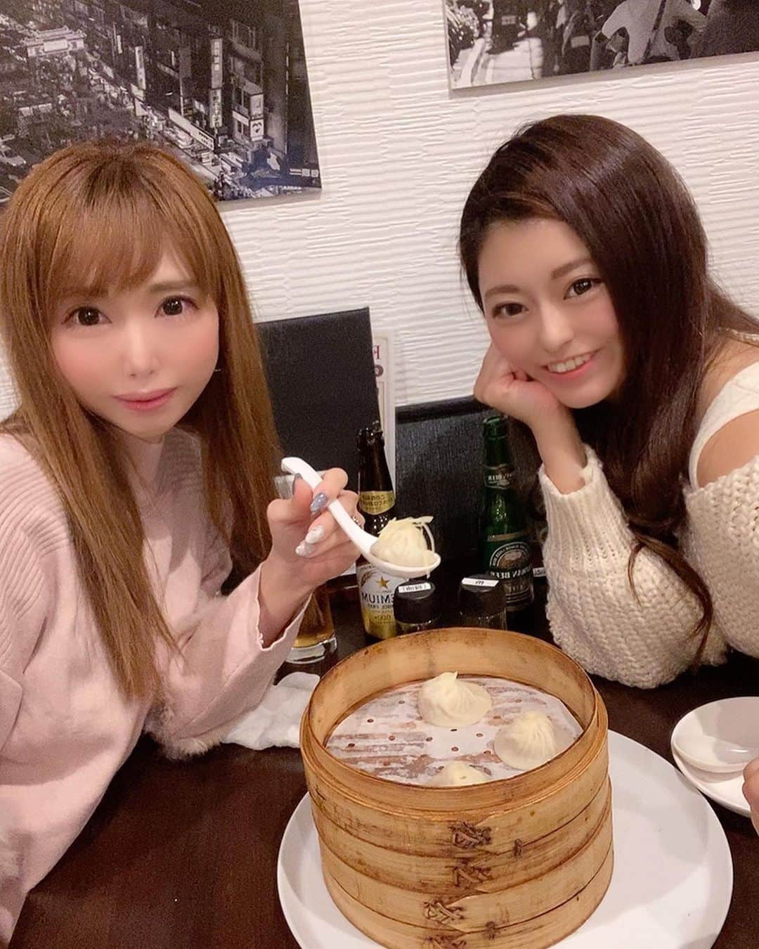 のインスタグラム：「久しぶりのみなちゃん❤️ 忙しくて中々予定合わなかったゲドやっと会えたー＼(^ω^)／💕 久しぶりに女の子と過ごせて幸せ‼️  おうち帰ってお持ち帰りのニラ餃子🥟 みなちゃんの車がニラになってしまった🙇‍♀️  先月ベビーシッター33件だった😂 飲み屋さんは半ばから出てない😂  それと、狸小路にあるカレーパン🍛 ここの歌が離れない😂ご飯食べて帰るスタイル☠️ PCR月2で受けに行ってるけど、足りない気がしてくる  #小籠包 #円山 #台北 #台湾ビール #ススキノ #ホステス #キャバクラ #キャバ嬢 #錦 #北新地 #ミナミ #銀座 #六本木 #新宿 #歌舞伎町 #中洲 #国分町 #instagood #instagram #l4l」