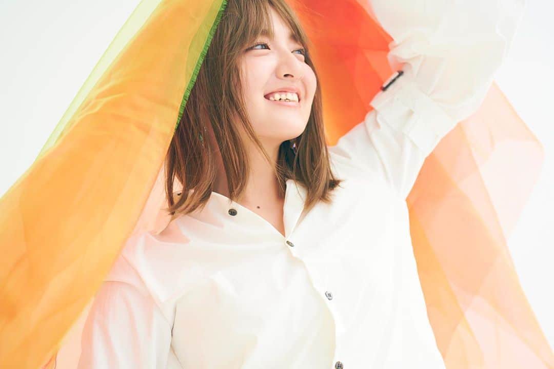 のインスタグラム：「🌹最新EP「After All」🌹 . Apple Music Spotify LINE MUSIC AWAなど、各種サブスクでも配信中です◎ https://emikosuzuki.lnk.to/AfterAll-EP Link👉ストーリーズ&ハイライトから . . #こちらも瑛美子さんお気に入り新ビジュアル #じわじわ公開中 #ビタミンカラー😌 #AfterAll #鈴木瑛美子  by staff」