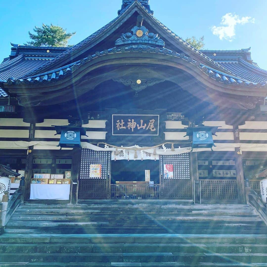 のインスタグラム：「朝日が注ぐ尾山神社です！ 雲もメッセージをくれているような……。 厄除け、運気アップに画像どうぞ。 #待ち受けにどうぞ #石川県金沢市 #尾山神社 #雲からのメッセージ」