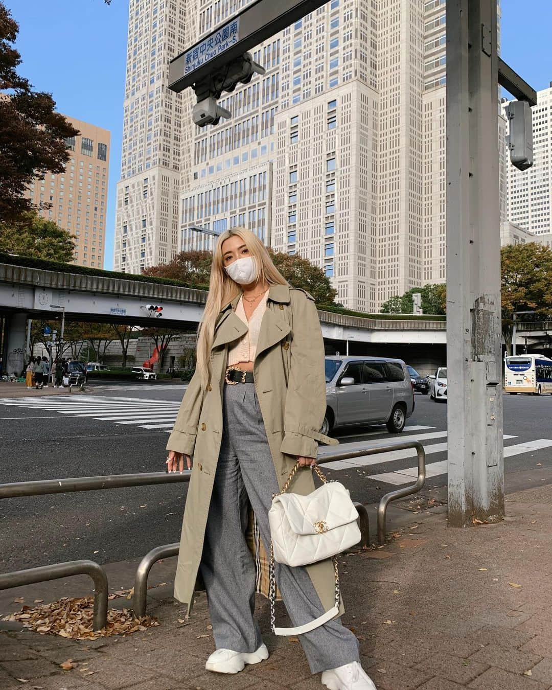 植野有砂さんのインスタグラム写真 - (植野有砂Instagram)「たまにはootd💗 vintage @burberry trench coat/ @figandviper pants/ @nastygal knit/ @figandviper shoes/ @chanelofficial bag ❤️エクステつけたの🥵💗 @hair_ism」11月11日 18時50分 - alisaueno