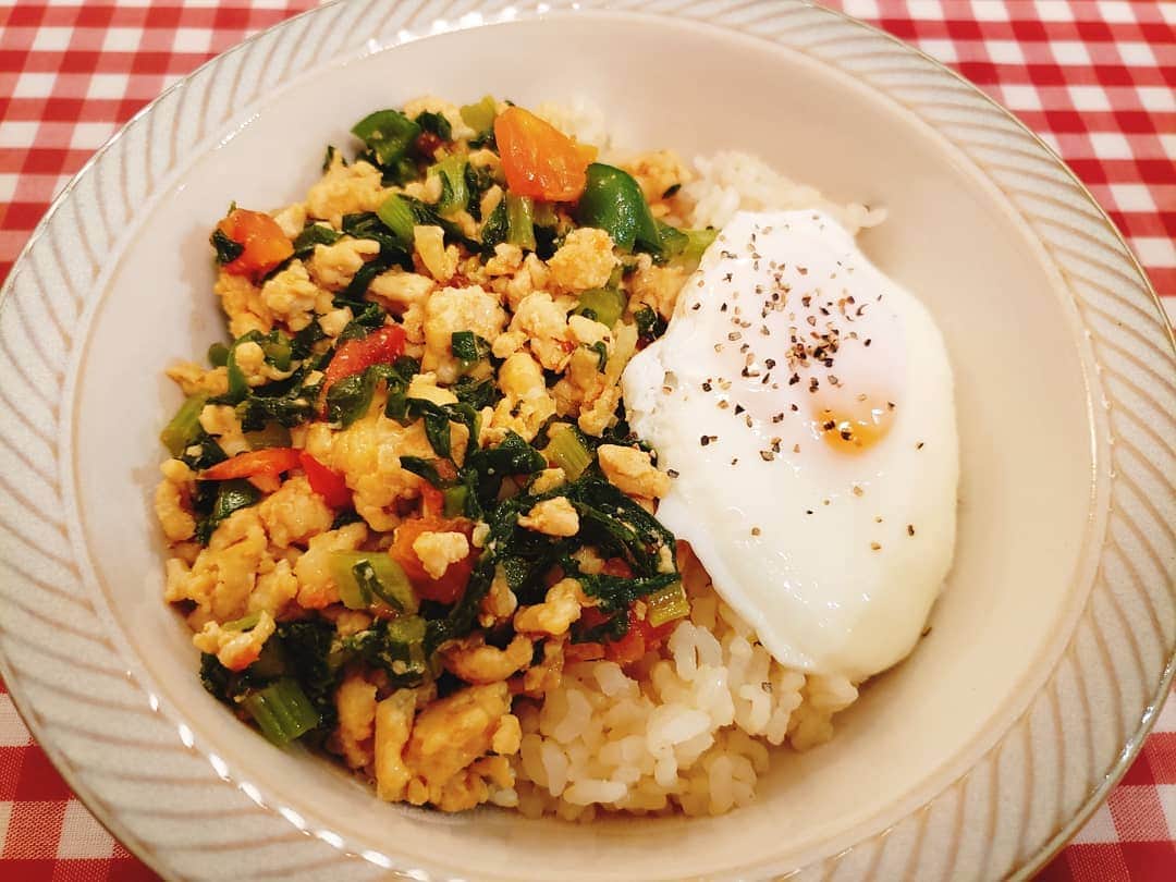 葉山いくみのインスタグラム：「最近作ったご飯🍝 大根の葉っぱで作ったガパオ美味しかった～😋🍴💕 あとは海老とブロッコリーとアスパラのクリームパスタ🦐とアボカドと大葉のクリームパスタ🥑 自炊サボり気味だったからちゃんと作ろ～」