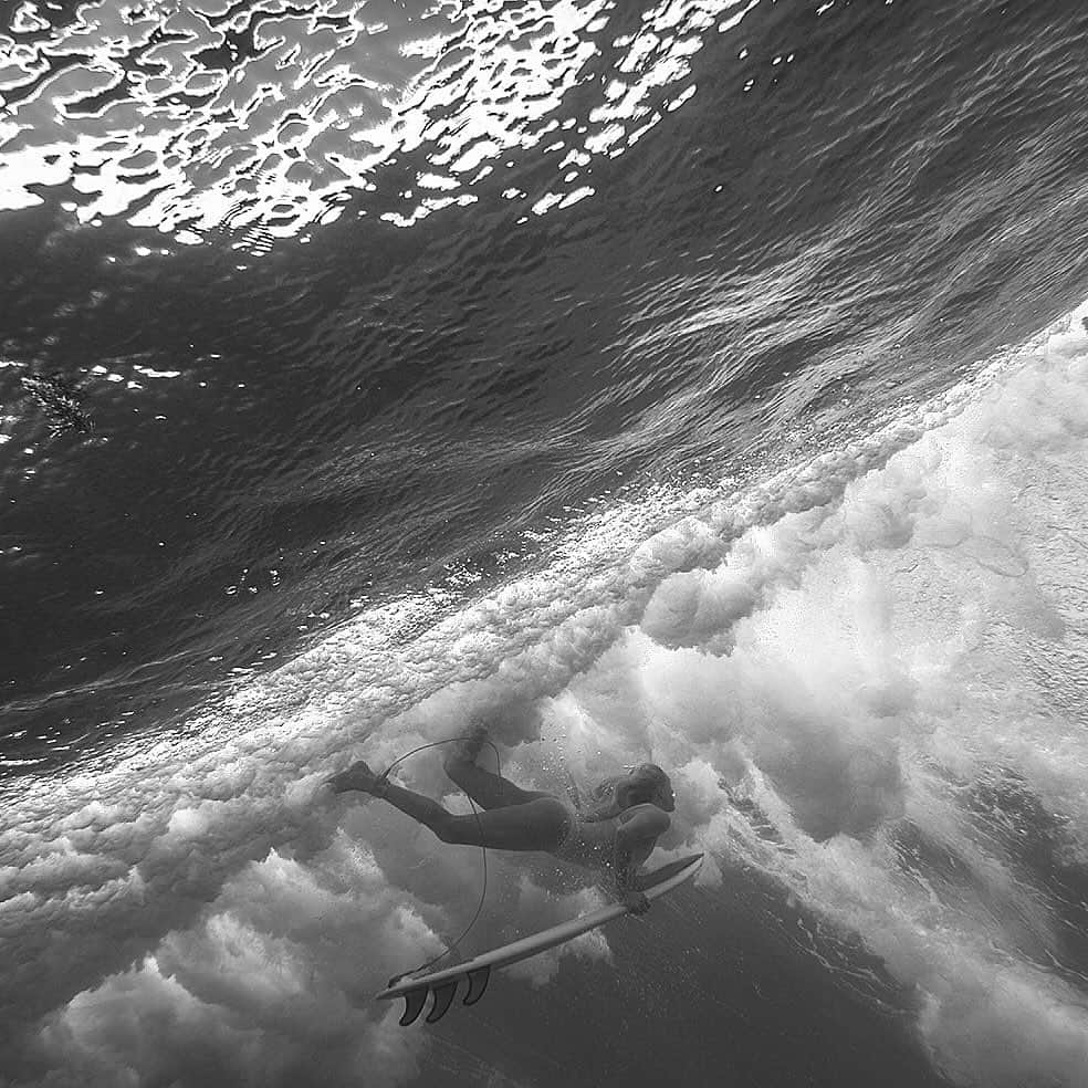 ローラ・エンバーのインスタグラム：「Today we see the launch of  @SurfersForClimate 🌊 A community of ocean lovers committed to protecting our coastlines and future under the immense threat of our changing climate.  Surfer for climate has launched to encourage surfers from different walks of life to come together, educate and take positive action on climate change (happening now) 🖤 I am so so proud to stand with the incredible team leading the way at SFC and invite you to head over to @SurfersForClimate to join the movement! 🤙 #thenewlocalism #SurfersForClimate」