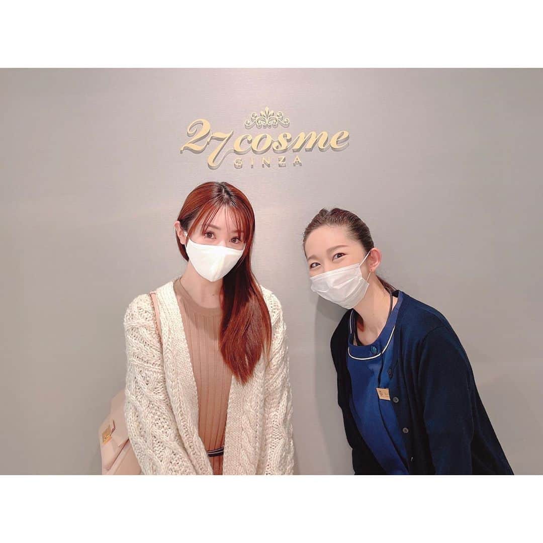 松岡里枝さんのインスタグラム写真 - (松岡里枝Instagram)「ニットワンピ×ロングコート🎀 体型管理のことで質問をいただきましたが、最近は 銀座にある @27cosmeginza に通ってます☺️🌸  加圧マシンとEMSをやってもらうんだけど、 加圧マシンは体の歪みや冷え性の改善、 EMSは筋肉がつくのでボディーラインの引き締めと疲れやすいのを改善してくれるの❣️ (どちらも寝てるだけだからすごく楽🤣)  写真3枚目は、今回店長のみくちゃん @m.y.331 が不在の日だったので、施術していただいた元宝塚のエステティシャン丸山さんと💓 宝塚やスイーツの話で盛り上がりました😆💗  4枚目はいつも施術後にいただくドリンクで 今回は肝機能や疲れやすい体に効く デルミライトのドリンクを☕️ おうち用にも持って帰って自宅でも飲んでます☺️☕️💞  また行くのが楽しみだなぁ💞💞  #エステ #27cosmeginza #エステサロン #ミシェルマカロン #体型管理 #銀座 #表参道 #ダイエット」11月11日 18時54分 - okarie1023