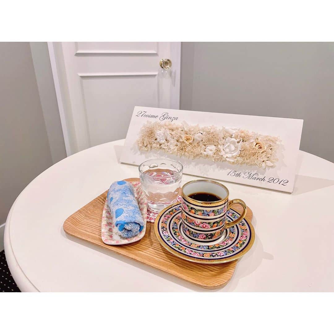 松岡里枝さんのインスタグラム写真 - (松岡里枝Instagram)「ニットワンピ×ロングコート🎀 体型管理のことで質問をいただきましたが、最近は 銀座にある @27cosmeginza に通ってます☺️🌸  加圧マシンとEMSをやってもらうんだけど、 加圧マシンは体の歪みや冷え性の改善、 EMSは筋肉がつくのでボディーラインの引き締めと疲れやすいのを改善してくれるの❣️ (どちらも寝てるだけだからすごく楽🤣)  写真3枚目は、今回店長のみくちゃん @m.y.331 が不在の日だったので、施術していただいた元宝塚のエステティシャン丸山さんと💓 宝塚やスイーツの話で盛り上がりました😆💗  4枚目はいつも施術後にいただくドリンクで 今回は肝機能や疲れやすい体に効く デルミライトのドリンクを☕️ おうち用にも持って帰って自宅でも飲んでます☺️☕️💞  また行くのが楽しみだなぁ💞💞  #エステ #27cosmeginza #エステサロン #ミシェルマカロン #体型管理 #銀座 #表参道 #ダイエット」11月11日 18時54分 - okarie1023