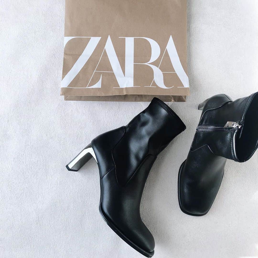htrkmkのインスタグラム：「zaraブーツ  この前postしたコーデの ZARAブーツ こんな感じでシルエットがとても綺麗なんです✨  ショートブーツって合わせづらい？ って最初思ってたけど 普通にロングのパンツと合わせたり スカート合わせでも良いし  歩きやすいのも相まって ついつい履いちゃうブーツです♪  ୨୧┈┈┈┈┈┈┈┈┈┈┈┈୨୧  #ZARA #ZARAブーツ #ザラジョ #ザラブーツ #ショートブーツ #ストレッチブーツ #zara購入品  #ショートブーツコーデ」