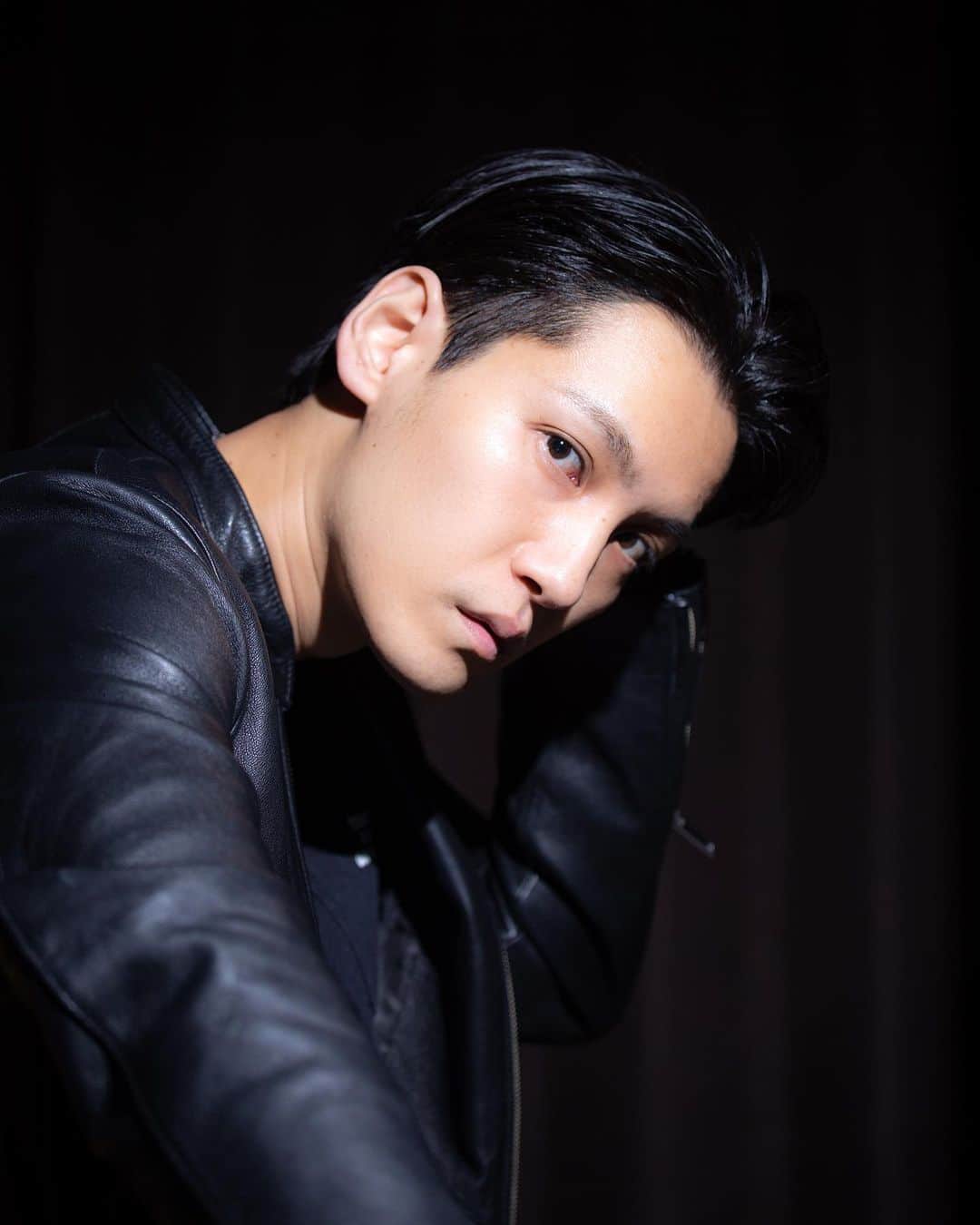 YUTAのインスタグラム：「小さい時は何になりたかった？ 今は何をしている？ そしてそんな今はどうですか？ 俺は小学生の時はプロのテニスプレイヤーになるって言ってて今は歌手をしています。 そんな今はすごく幸せですよ！！ 2021年からはまた新しい一歩になるけど、きっと幸せと言える道を歩めると思っている！←ポジティブ☺︎  コメントに書いてみてね＾＾  #UNIONE#YUTA  #all_shots #art #blackandwhite #capture #color #composition #exposure #focus #moment #snapshot #写真部　#写真好きと繋がりたい」
