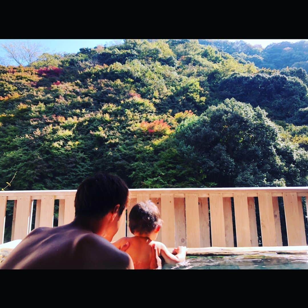 澤上竜二のインスタグラム：「道後温泉に行ってきました！ 景色もいいし気持ち良かった。 #愛媛#道後#奥道後#温泉#家族風呂#おすすめ#少し紅葉#リフレッシュ」