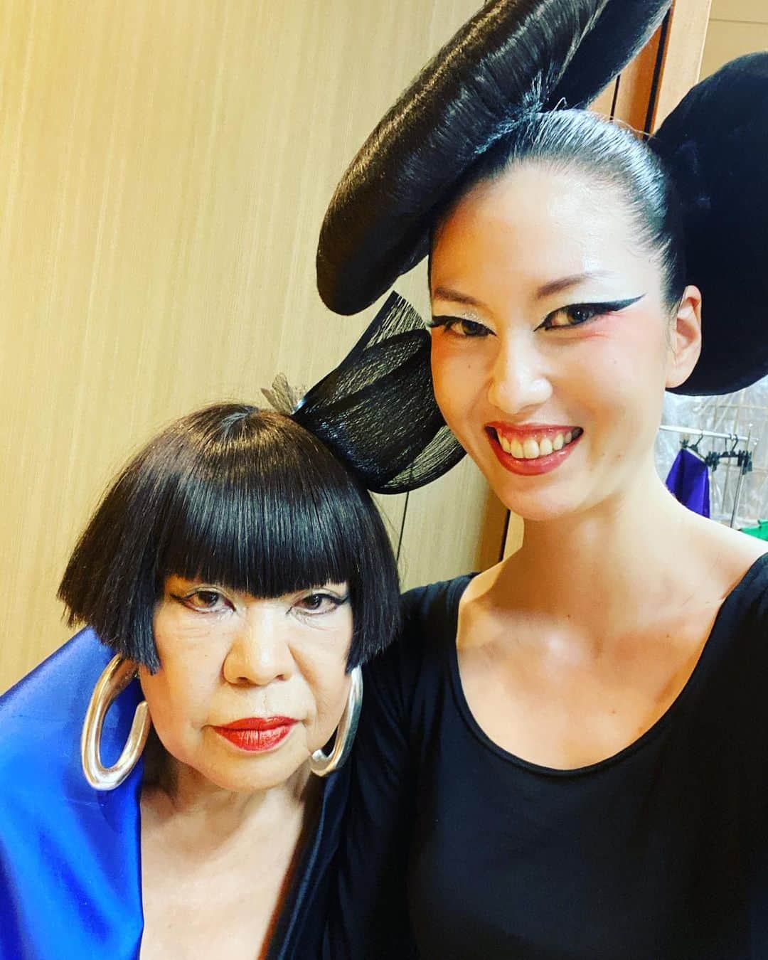 レンナ（RENNA）のインスタグラム：「2020.11.09 能+ファッション 〜継承される伝統と現代の融合〜 GINZA SIX 能世能楽堂にて  コシノジュンコさんのファッションショーに 出演させていただきました！ 日本の伝統芸能である 能にも関わることができ とても貴重な体験をさせていただきました！ ありがとうございました🥰🙏  @junko_koshino_official  hair&make @miekoueda1958   #junkokoshino #koshinojunko  #能 #伝統芸能 #観世流 #能楽  #無形文化遺産」