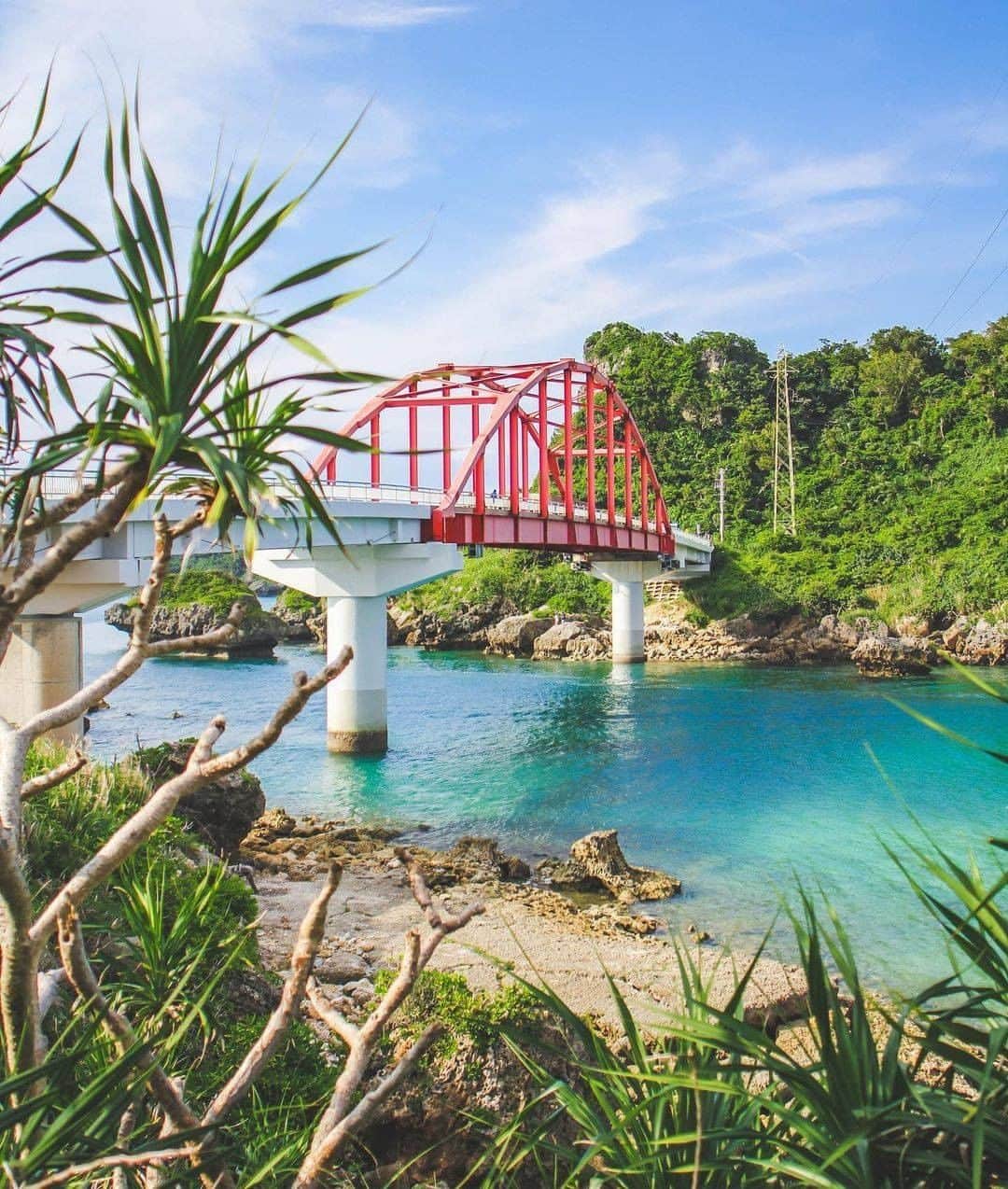Be.okinawaのインスタグラム：「A bright red bridge over clear blue waters. If you cross over, a journey beyond your imagination awaits you..!  📍: Ikei Bridge, Ikei Island 📷: @littleislandtakara Thank you very much for your lovely photos!  Not only a symbol of the island, but the bridge between the islands of Ikei and Miyagi serves an important role for people’s lives there. The scenery from the bridge is a highlight and loved by many people.  Hold on a little bit longer until the day we can welcome you! Experience the charm of Okinawa at home for now! #okinawaathome #staysafe  Tag your own photos from your past memories in Okinawa with #visitokinawa / #beokinawa to give us permission to repost!  #伊計大橋 #伊計島 #ikeiisland #伊計島 #이케이섬 #bridge #seaside #ikeibridge #japan #travelgram #instatravel #okinawa #doyoutravel #japan_of_insta #passportready #japantrip #traveldestination #okinawajapan #okinawatrip #沖縄 #沖繩 #오키나와 #旅行 #여행 #打卡 #여행스타그램」