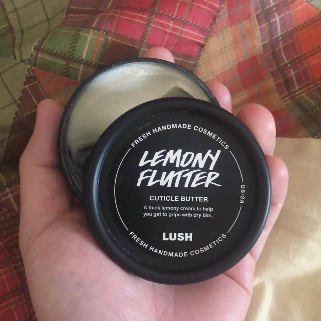 ラッシュジャパンのインスタグラム：「『檸檬の指先』はさまざまなパーツに使える、キューティクルバター。指先はもちろん、手全体、ひじやかかとなど、硬くなりやすいお肌も、寝る前に塗っておくとべたつかずに艶やかな朝を迎えられます。Post by @lushloverboi #LushCommunity⁠ ⁠ プロフィールのリンクから🔗⁠ ーーー⁠ " @lushloverboi Lemony Flutter is such an amazing product. I don’t even use these on my cuticles but instead, all over my hands, knees, elbows and feet. The thick Shea butter and mango butters absorb quickly into the skin without leaving a greasy feel. Plus it smells so uplifting and fresh! 🍋 💕 "⁠ ーーー⁠ #ハンドクリーム #ネイルクリーム #ナチュラルコスメ #ベジタリアンコスメ #クルエルティフリー #乾燥肌 #乾燥 #保湿 #保湿ケア #角質ケア #パーツケア #ボディケア #ボディクリーム #ラッシュ #檸檬の指先」