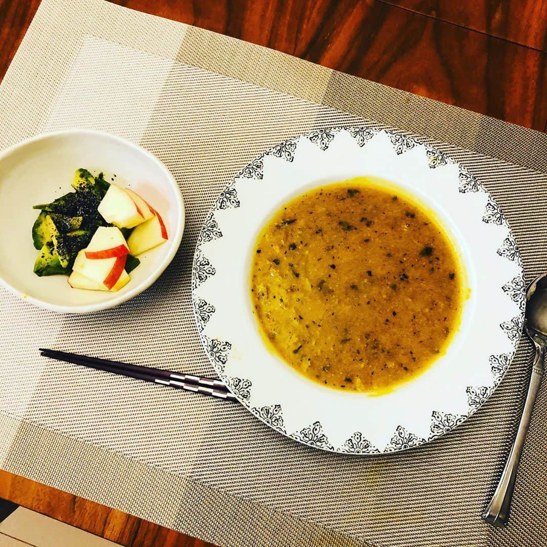 CHIHARUさんのインスタグラム写真 - (CHIHARUInstagram)「今日の夜ご飯😊  カボチャと玉ねぎのスープとアボガドとリンゴのサラダ。  よっしゃ〜笑  #CHIHARU #ヘアメイクCHIHARU #かぼちゃレシピ  #かぼちゃのスープ #アボガド #アボガドサラダ #りんご #スープって凄いね」11月11日 19時15分 - shoyabuki0426