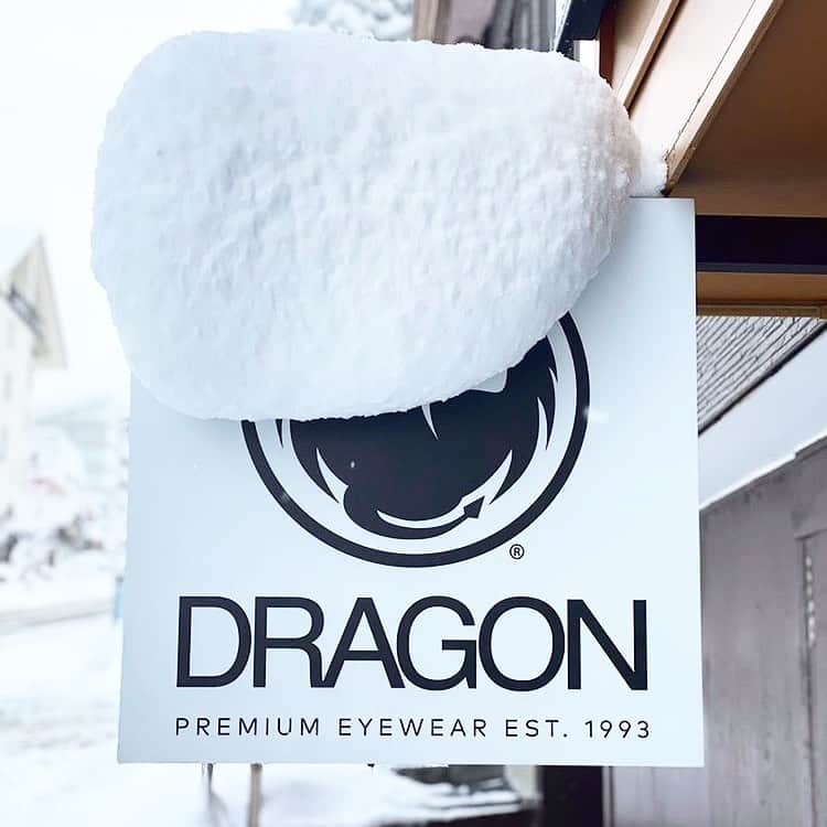 dragonalliancejapan （公式）さんのインスタグラム写真 - (dragonalliancejapan （公式）Instagram)「Winter has come ☃️ 最高のシーズンを予感させる、まとまった降雪の便りがニセコより届きました🤍  そろそろ冬支度の最終確認をしておきましょう🙌  📸: @mami_0524_ @hanazononiseko #ドラゴンゴーグル #dragongoggles #niseko #nisekojapan #hokkaido #japow #japowder」11月11日 19時07分 - dragon_japan