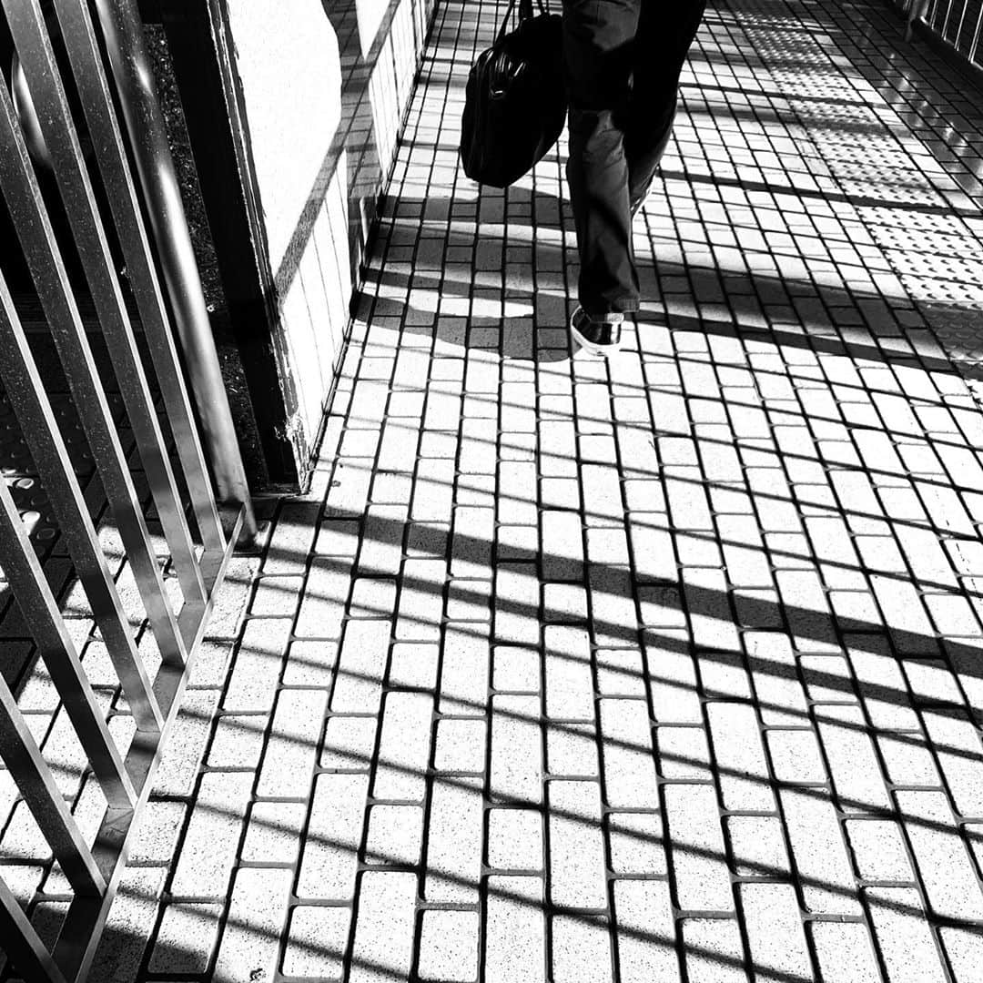 naotakeのインスタグラム：「駅 - A station / iPhone XR & Snapseed, 20201112 . . 換気のせいか、例年の同じ時期より建物の中も、乗り物の中も、寒く感じる。 . . #spicollective #royalsnappingartists #infamous_family #rsa_main #infinity_photo_cult #2_fineart #jp_gallery_member #jp_gallery_bnw #trb_bnw #wp_bnw  #bnw_life #bnwlife_member #bnw_life_shots #bnw_captures #world_bnw #top_bnw #team_jp_ #team_jp_モノクロ #ig_energy_bw #ig_nihon #streetphotographybnw #igersjp #blackandwhite #bnw #bnwphoto #monochrome #bw #bnwphotography #ShotOniPhone #shotoniphoneXR」