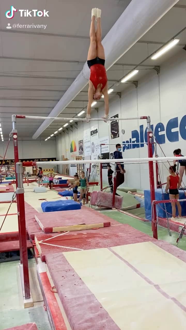バネッサ・フェラーリのインスタグラム：「Dopo 4 anni dall’ultima volta, finalmente torno anche sulle parallele❣️🔥 #onfire   #vanessaferrari #gymnastics #gym #sport #ginnasticaartistica #parallele」