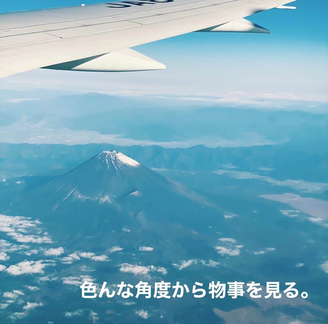 Yoshie Hamaのインスタグラム：「一つの方向からではなく 物事を違った視点や角度でみる。 今見えているものが全てではないと疑うことも大事。  #物事を色んな角度からみる #富士山を上空からみる #心惹かれる #つぶやき美容師」