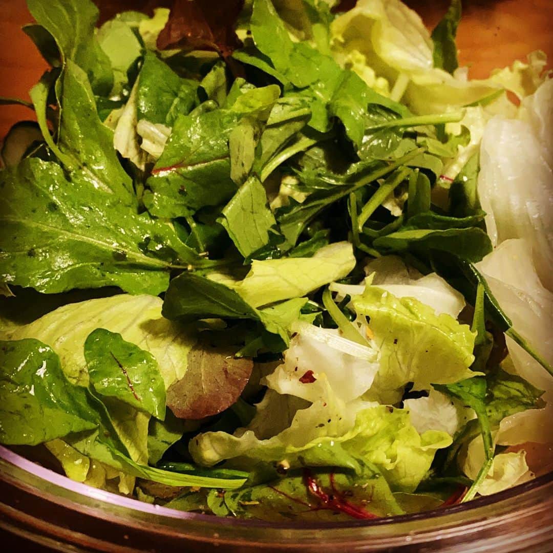 浅田信一のインスタグラム：「ボウルいっぱいのサラダ🥬」
