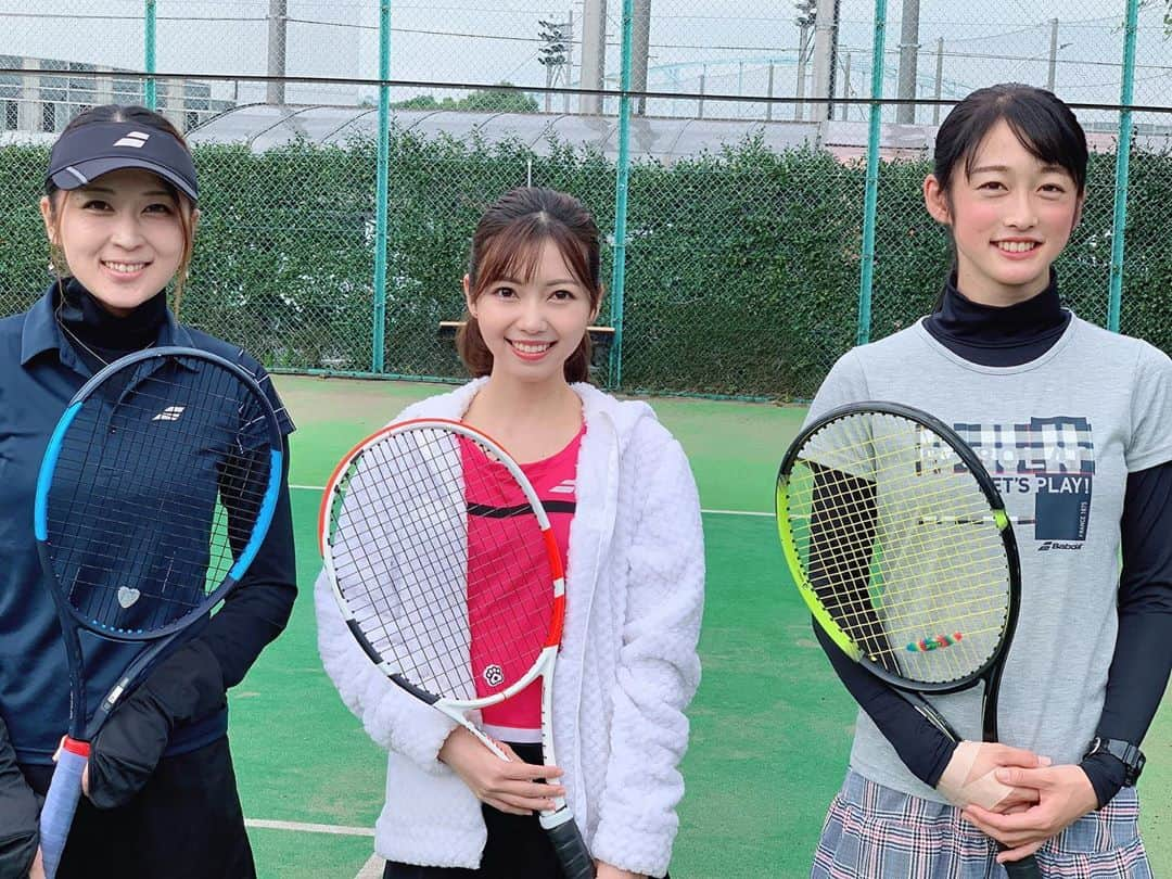 川又智菜美さんのインスタグラム写真 - (川又智菜美Instagram)「🎾🎾🎾﻿ ﻿ 美人コーチに挟まれて幸せな私☺️﻿ テニスビズの佑夏コーチと彩夏コーチの﻿ レッスンを受けてきました✨﻿ ﻿ お二人ともこの姿からは想像できないような﻿ 力づよーーーい球を打つんです！！﻿ ﻿ あんな風に打てるようになりたい！と﻿ 新たな目標ができました😆﻿ ﻿ それにしても、習ったことを﻿ 全部ちゃんとできればいいのに﻿ 1つ教わって意識すると1つ忘れるの﻿ どうにかならぬか🤣﻿ 身体に染みつくように頑張るぞ〜💪﻿ ﻿ 打ってる時の動画も撮ってもらったので﻿ またアップしますね😊﻿ ﻿ #テニス #テニス女子 #ちなみテニス﻿ #Babolat #BabolatFamily #BabolatJapan﻿」11月11日 19時12分 - chinami_k0204