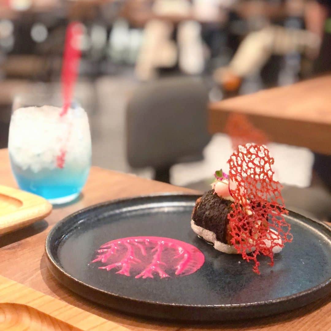菊池かなこのインスタグラム：「. スペイン🇪🇸サンセバスチャンで人気の ピンチョスバルが Miyashita parkにオープン✨ . ピンチョス世界大会で2019年金賞受賞のお店！🏅 グランソル東京 @gransol_shibuya  . まるでパティシエが作ったケーキの様な 芸術的なピンチョスがたくさん🌼 . ☑︎ チェリーベルツ🍒 880円 ☑︎ 夫婦のピンチョ🐟 350円 ☑︎ トマティート🍅 550円 . トマティートの中にツナがたっぷりで 特にお気に入り✨✨ . キャッシュオン形式で気軽だし、 軽い晩御飯にもいいなと思いました！☺︎ . . 『この投稿を見たと伝えると、 ドリンク一杯が無料になります🙋‍♀』 . . ୨୧┈┈┈┈┈┈┈┈┈┈┈┈┈┈┈┈┈୨୧ #グランソル東京#渋谷ディナー#渋谷グルメ #ミヤシタパーク#ピンチョス#渋谷ランチ #スペインバル#宮下パーク#mirashitapark #ピンチョス#渋谷#渋谷グルメ#渋谷ランチ #shibuya#渋谷ディナー #lineconomi#東京カレンダー#東カレ倶楽部 #インスタグルメアワード2020#かなーなグルメ #食べログ#東京グルメ#フードグラマー #デリスタグラマー#東京カフェ巡り#おしゃれカフェ #東京グルメ#東京カフェ#東京カフェ部」