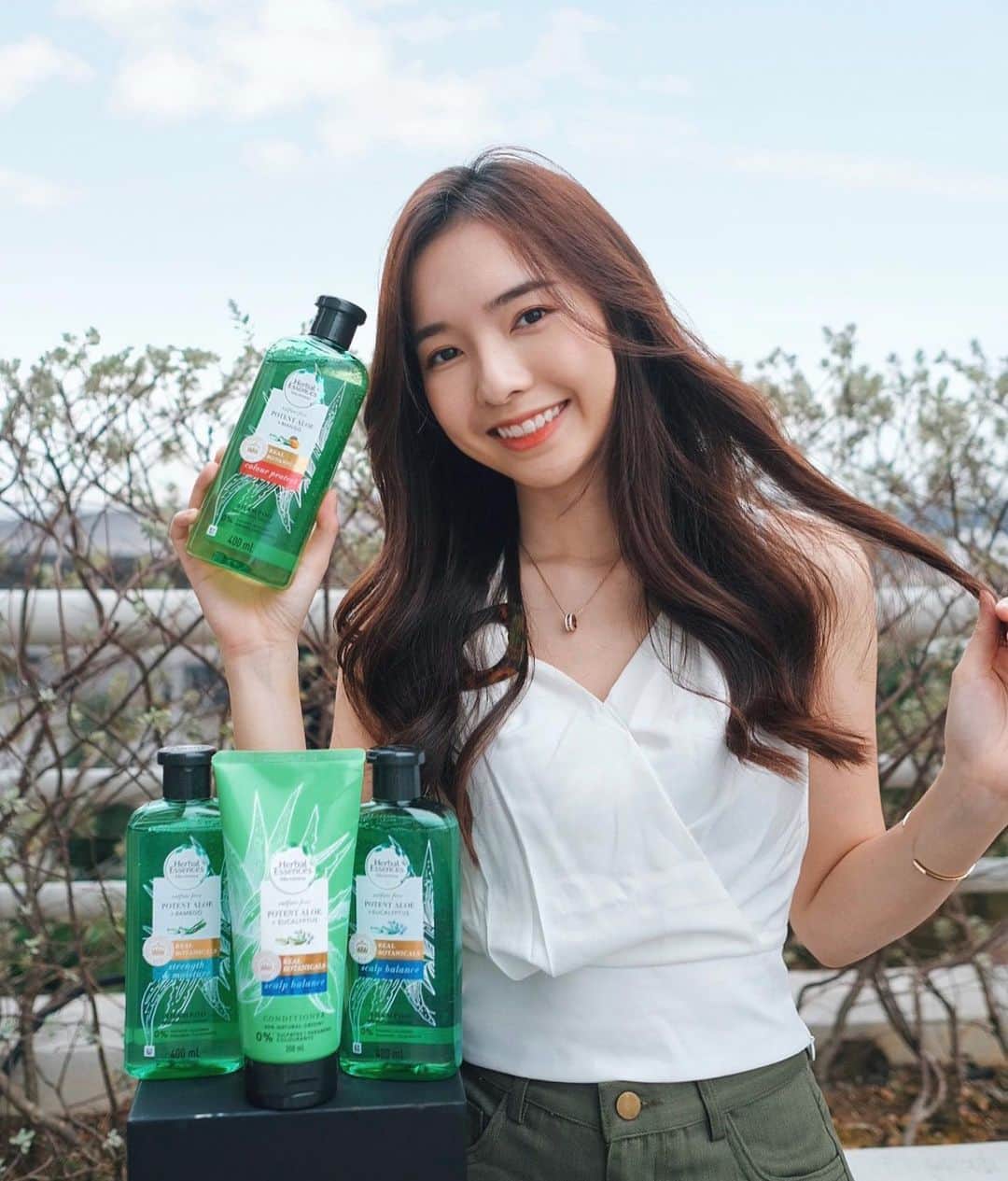 STEPHY YIWENのインスタグラム：「OMG 超喜歡Herbal Essences 最新蘆薈系列洗髮露和護髮素😍 ！！ 由於最近沒辦法天天洗頭 頭皮屑真的為我帶來困擾 所以本身選擇使用Scalp Balance系列 帶著輕輕的哈蜜瓜和涼薄荷香味 真的洗了頭感覺特別清爽   使用的配料是由皇家植物園認可的 植物是从墨西哥的沙漠中提取  可以為髮質帶來足夠的保濕 這次包裝也分別帶來 頭皮護理/髮色保護/保濕 這三種蘆薈系列洗髮露💚  趕快到 @GuardianMY 官網 選擇適合你的洗髮露吧 這系列只限於網購哦！😍  @Herbalessences #HerbalEssencesMalaysia #PlantPowerInEveryShower #NaturallyLegit #Ad」